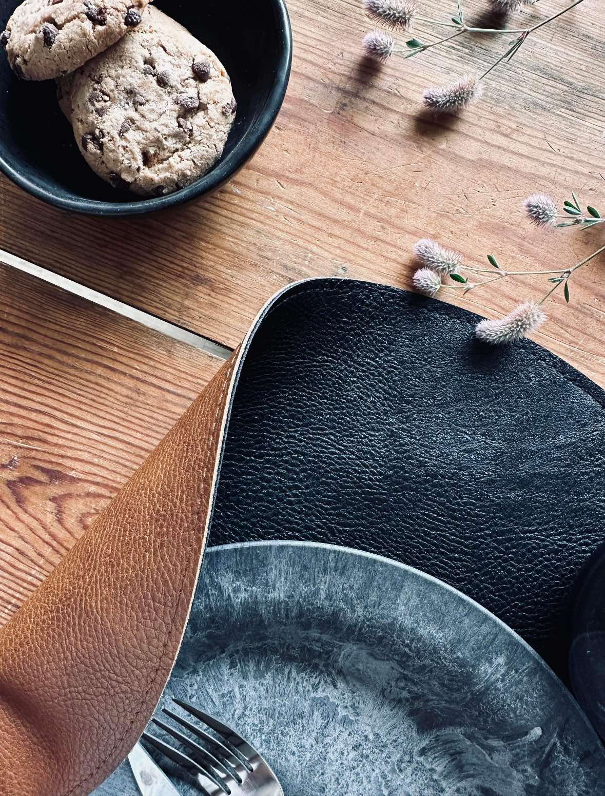 Platzdeckchen Rund – Wendbar Cognac / Schwarz