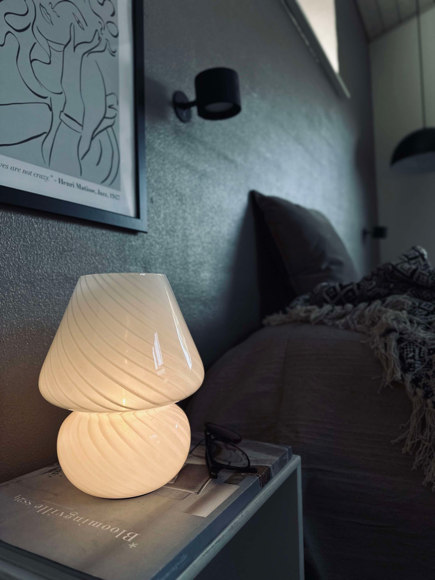 Mushroom Medium – Weißes mundgeblasenes Glas