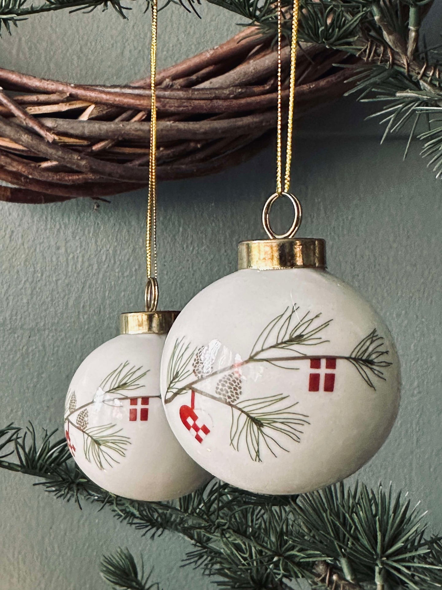 Weihnachtskugeln aus Porzellan - 2 Stück