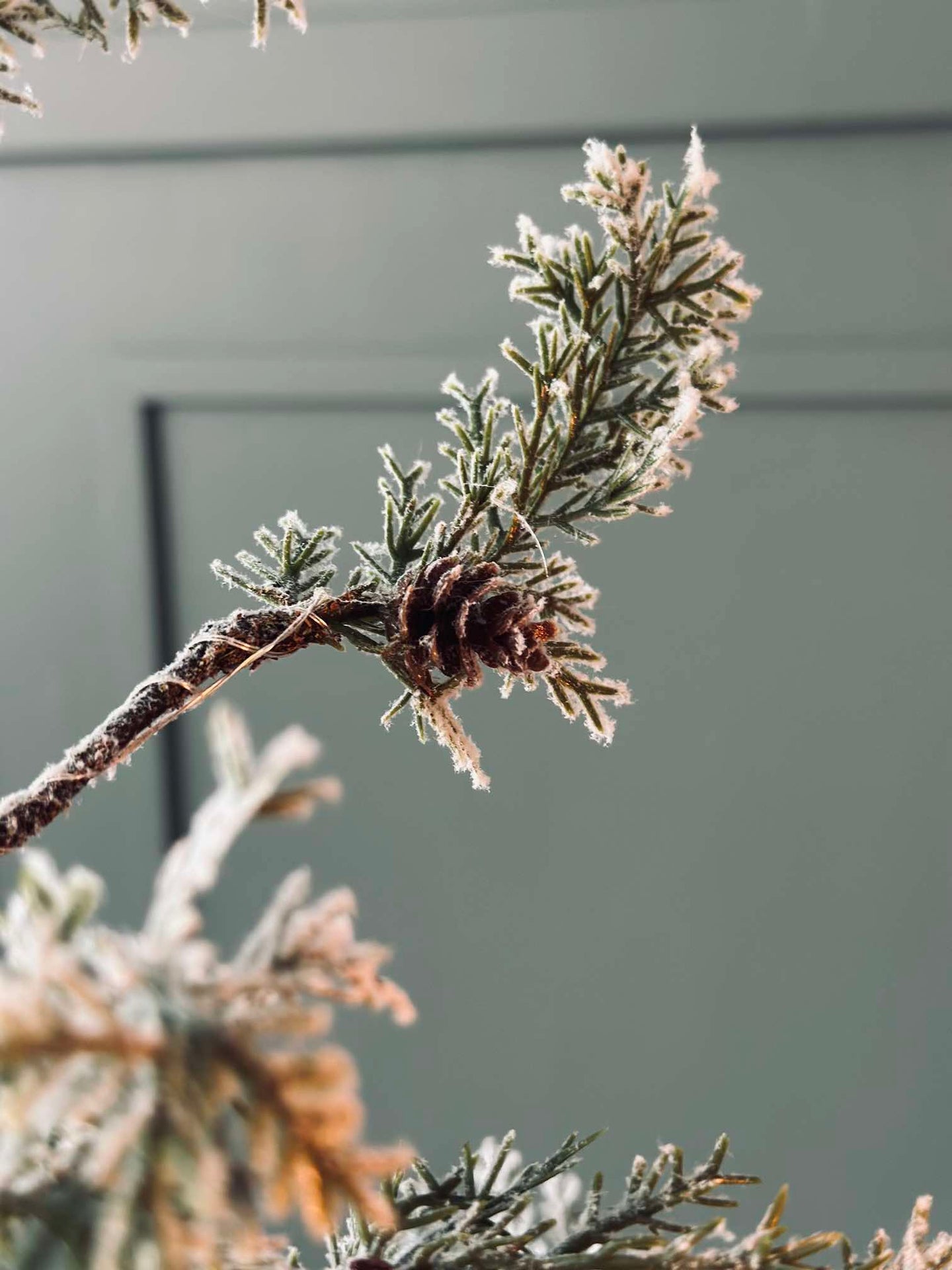 Weihnachtsbaum mit Zapfen und Lichterkette - 70 cm