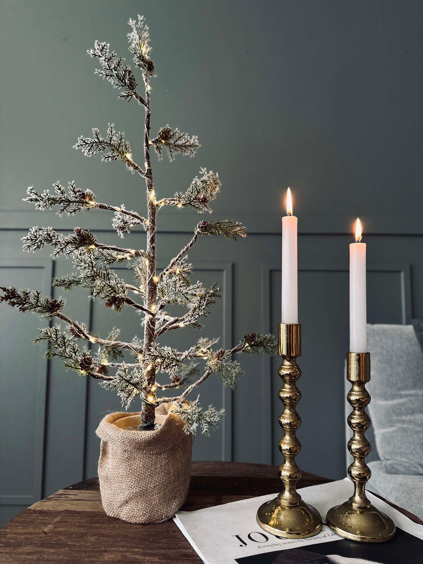 Weihnachtsbaum mit Zapfen und Lichterkette - 70 cm