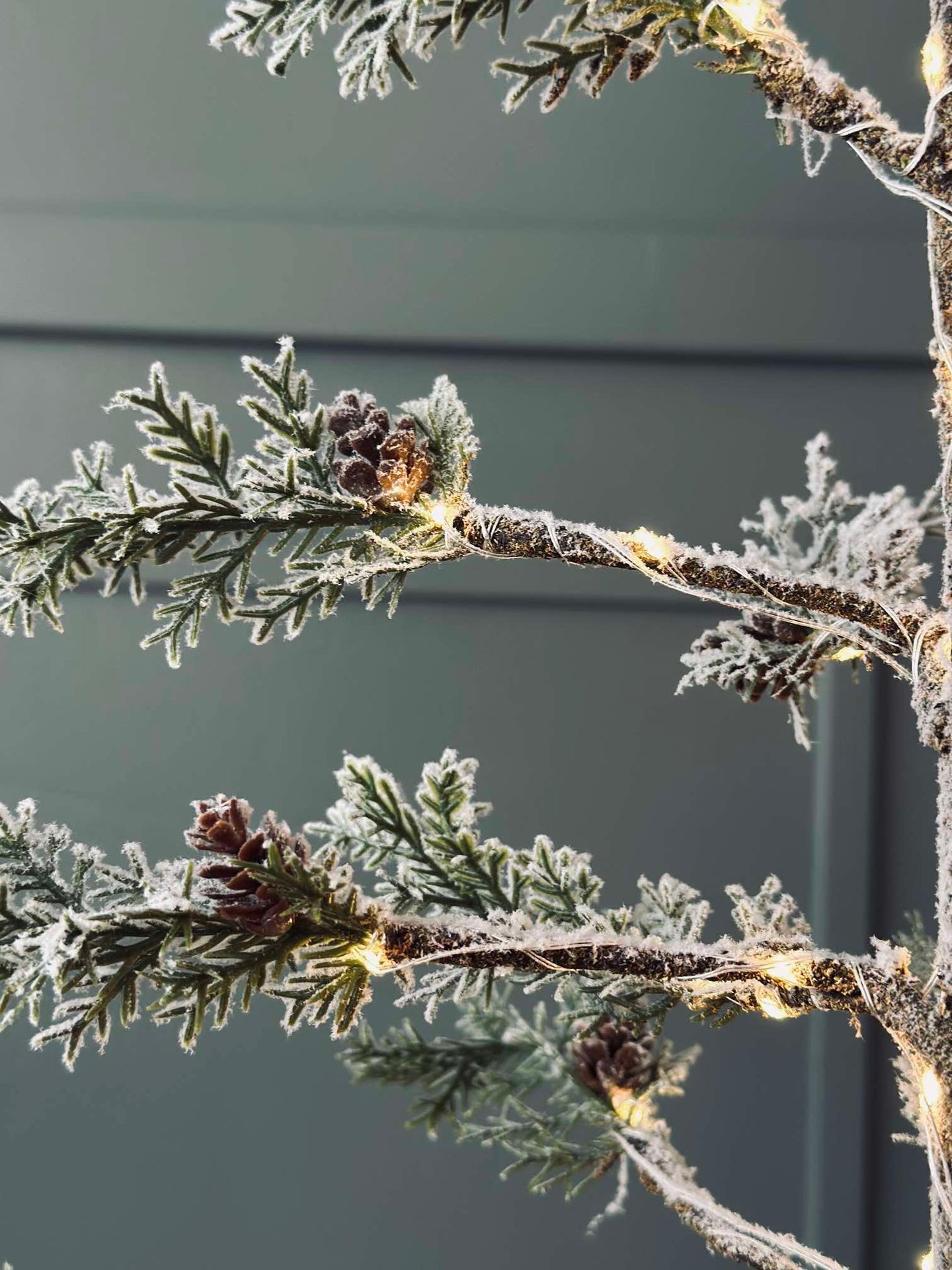 Weihnachtsbaum mit Zapfen und Lichterkette - 70 cm