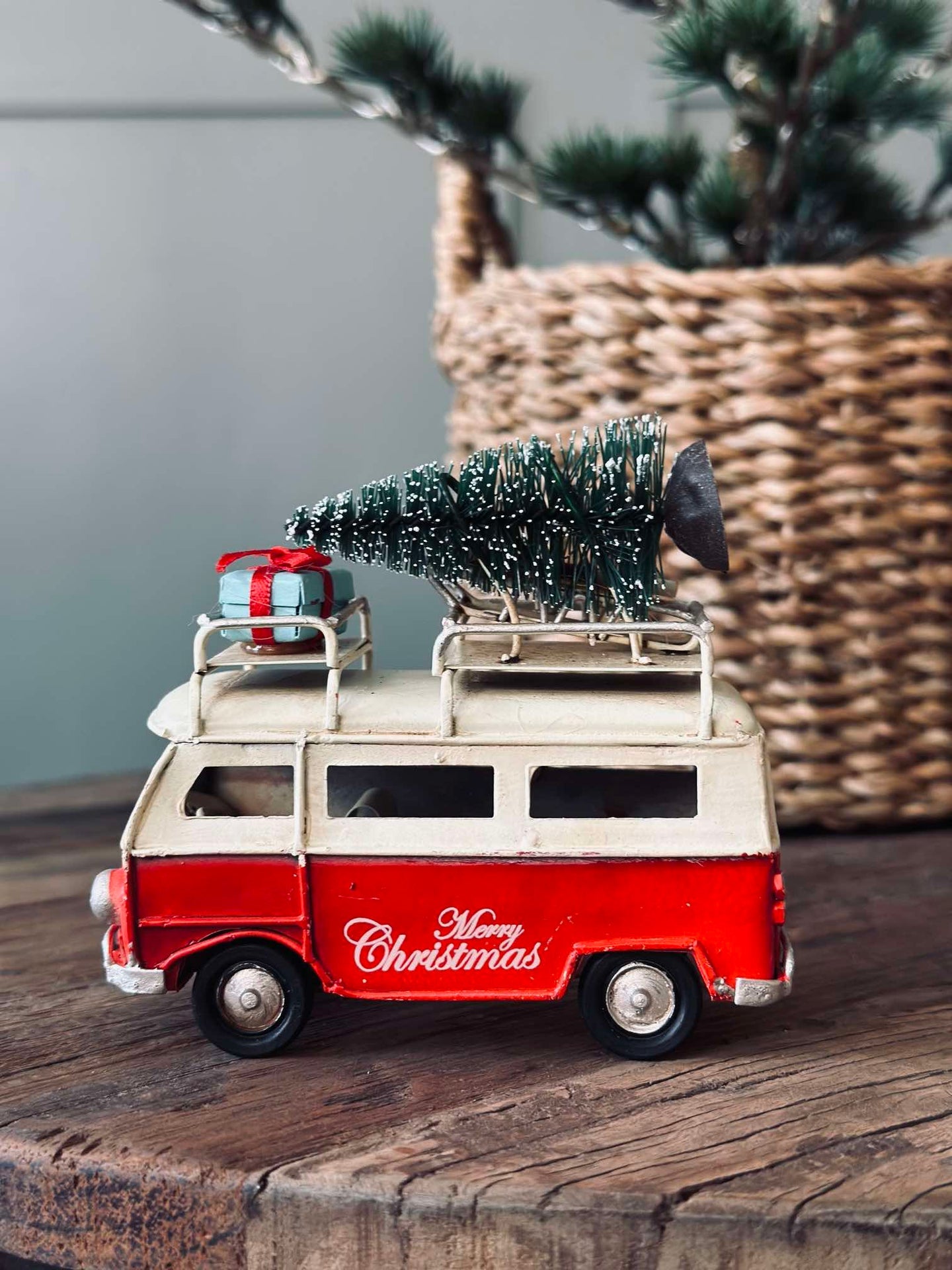 Auto mit Weihnachtsbaum und Geschenken