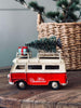 Auto mit Weihnachtsbaum und Geschenken