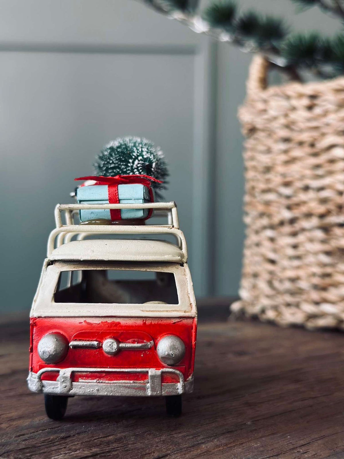 Auto mit Weihnachtsbaum und Geschenken