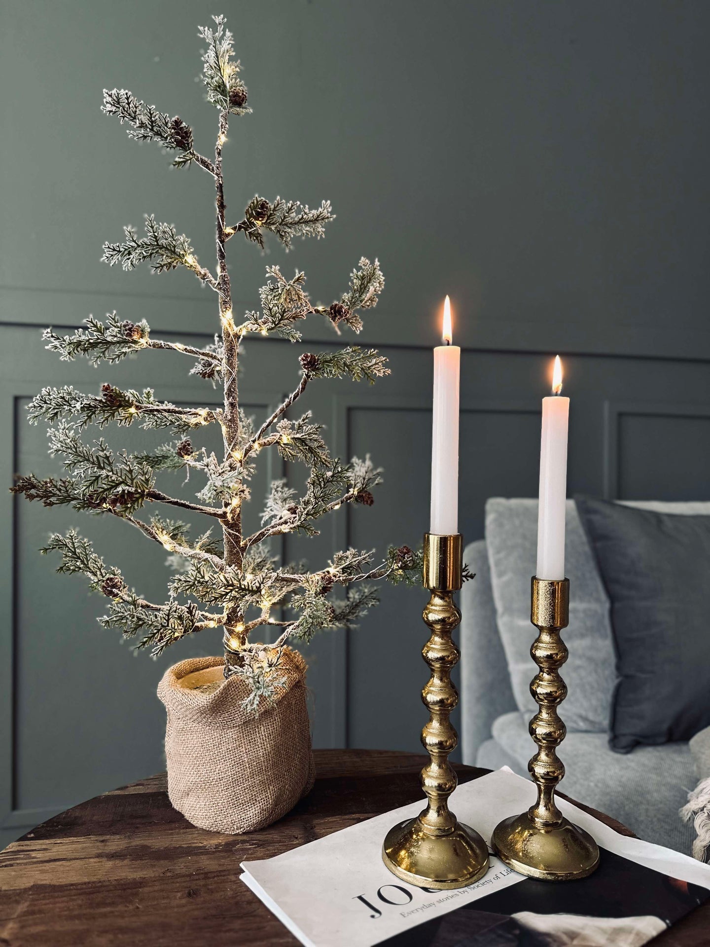 Weihnachtsbaum mit Zapfen und Lichterkette - 70 cm