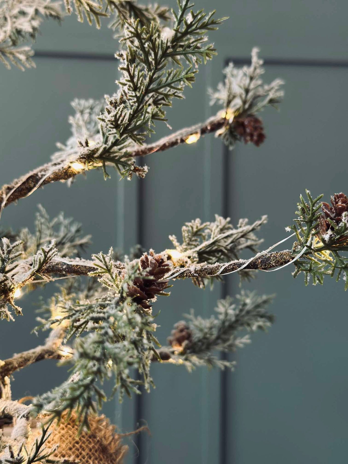 Weihnachtsbaum mit Zapfen und Lichterkette - 70 cm