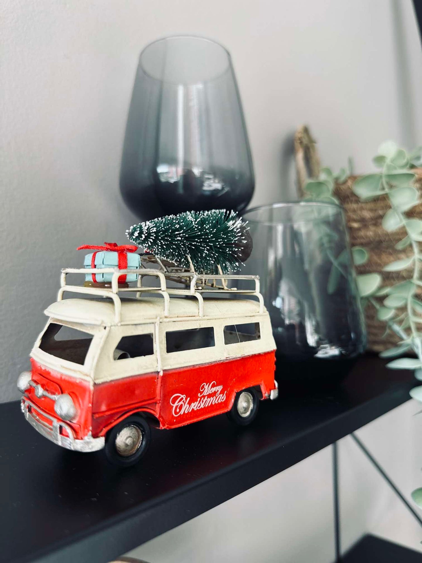 Auto mit Weihnachtsbaum und Geschenken