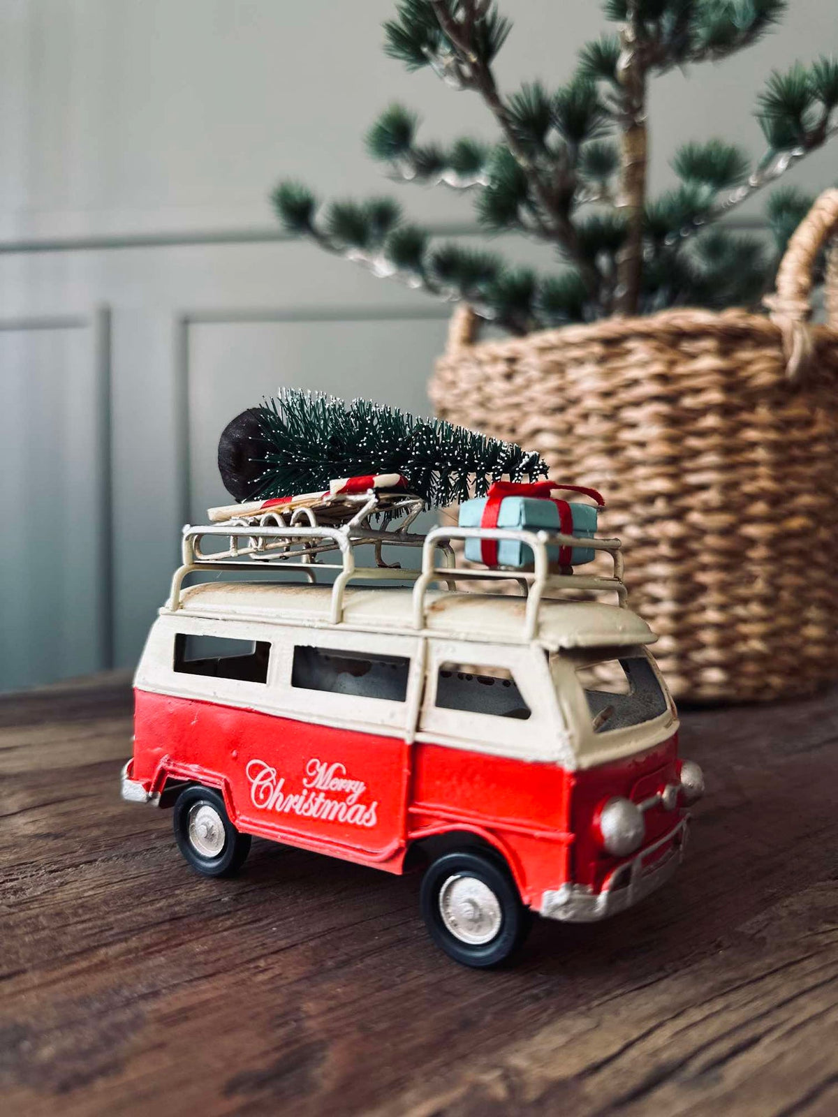 Auto mit Weihnachtsbaum und Geschenken