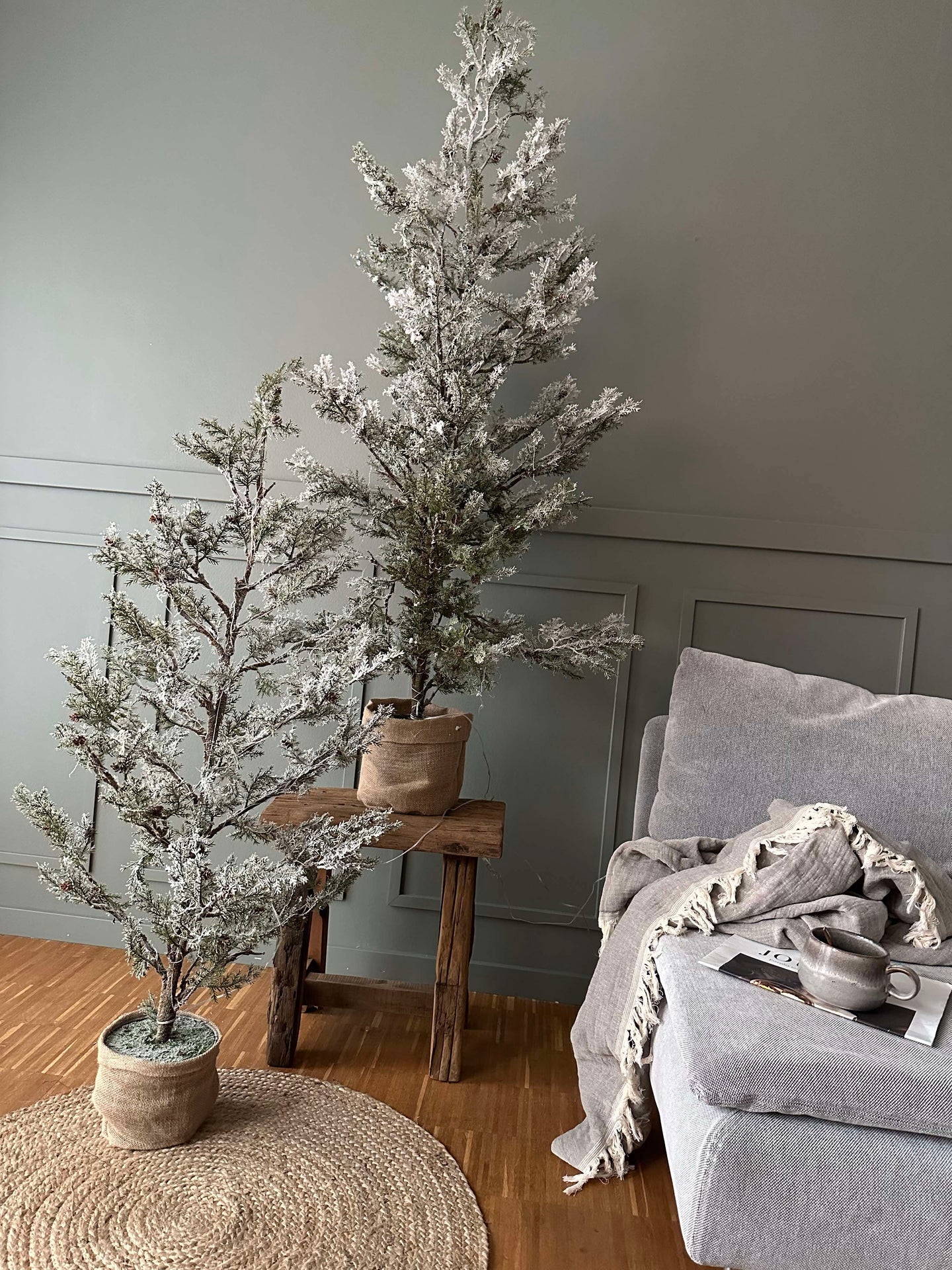 Baum mit Zapfen und Lichterkette - 120 cm