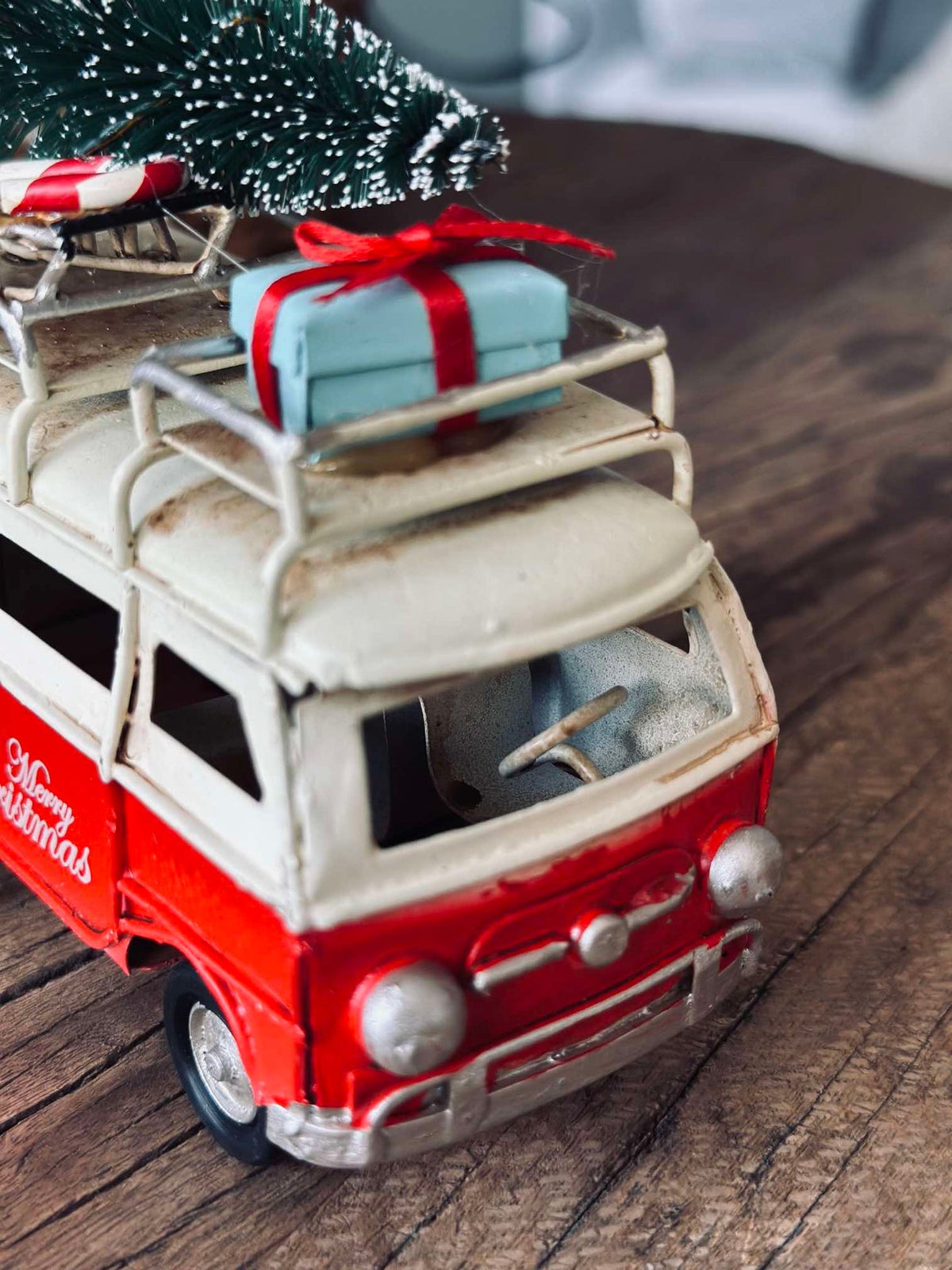 Auto mit Weihnachtsbaum und Geschenken