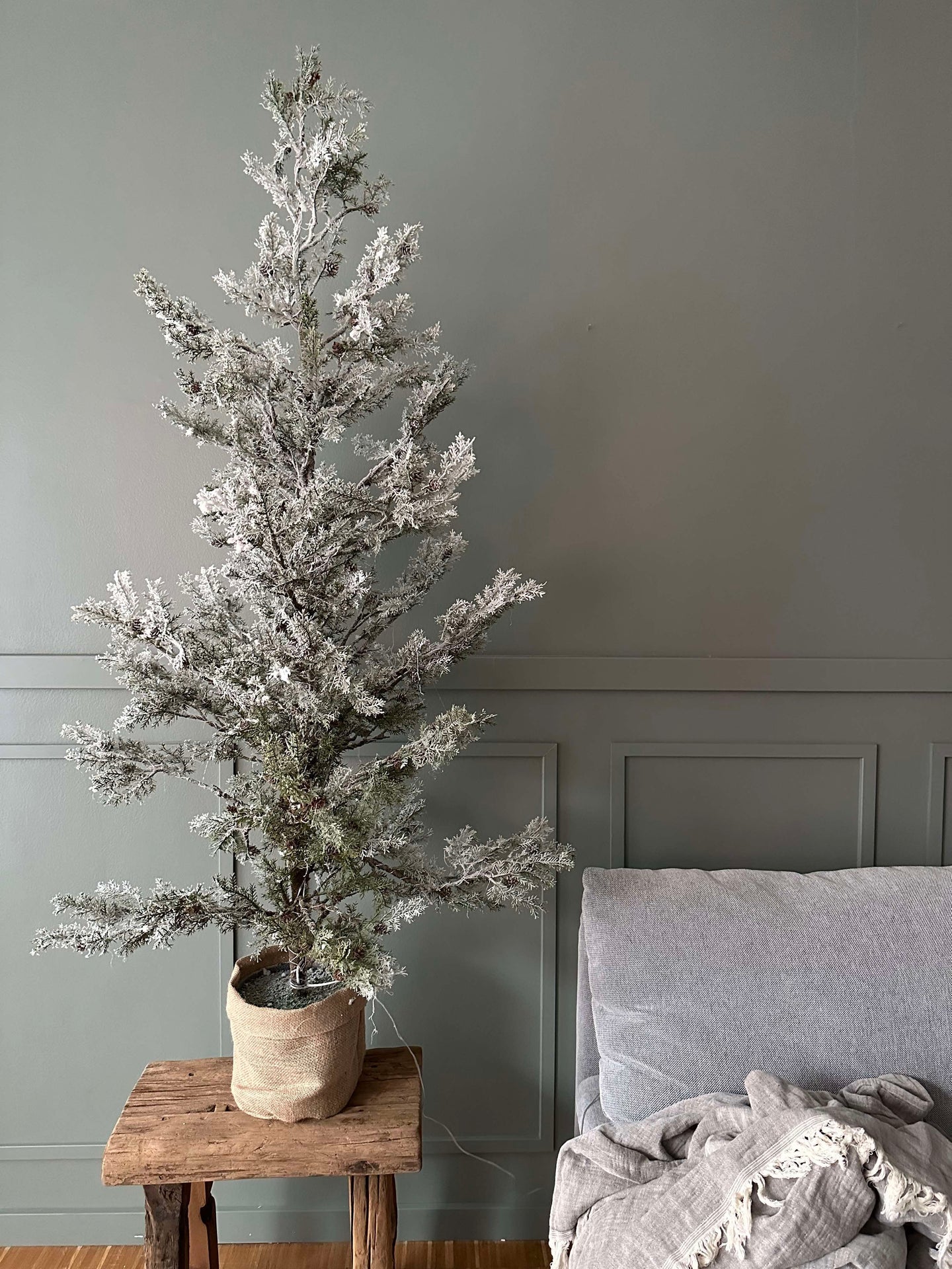 Baum mit Zapfen und Lichterkette - 150 cm