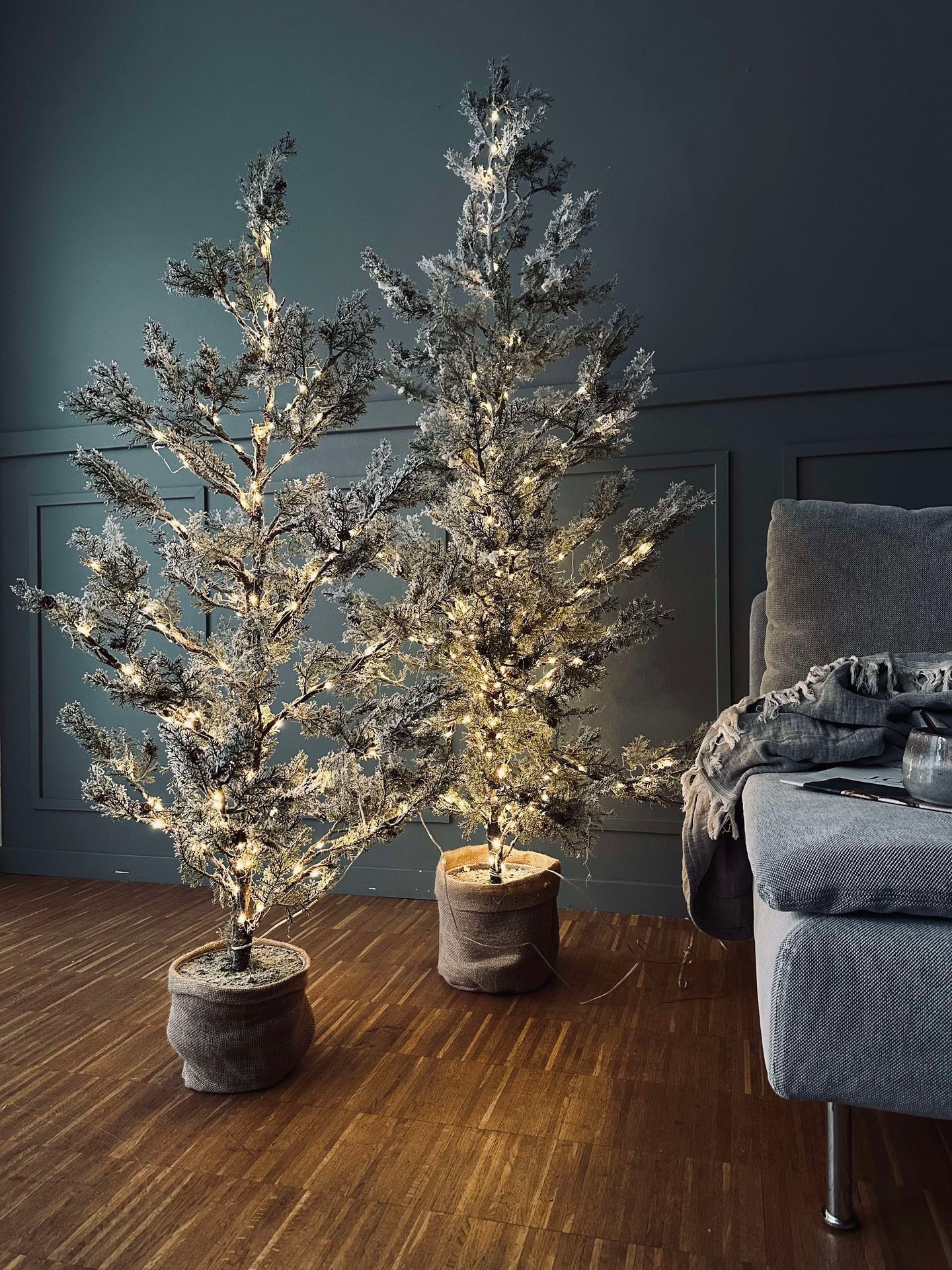 Baum mit Zapfen und Lichterkette - 150 cm