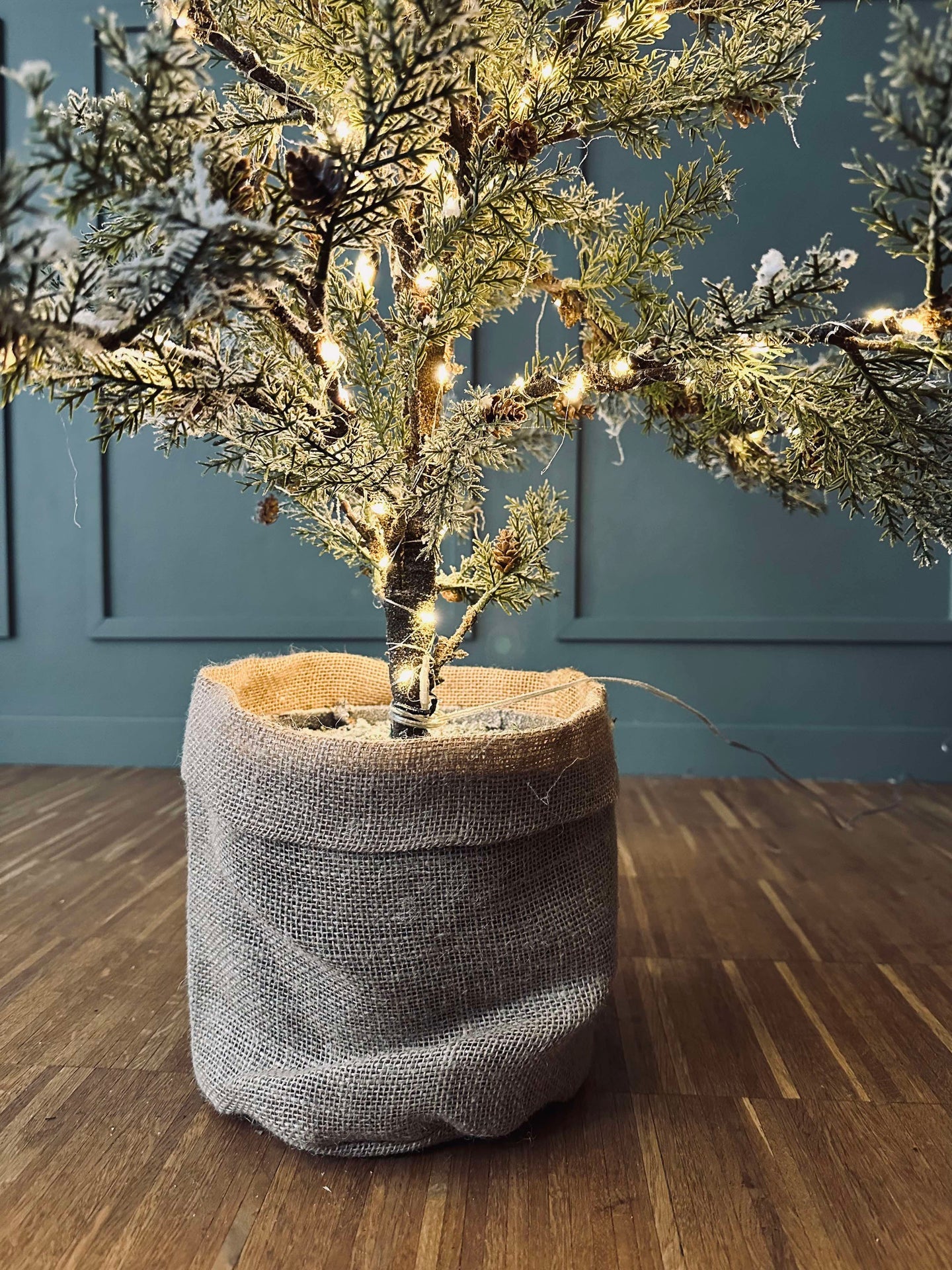 Baum mit Zapfen und Lichterkette - 150 cm