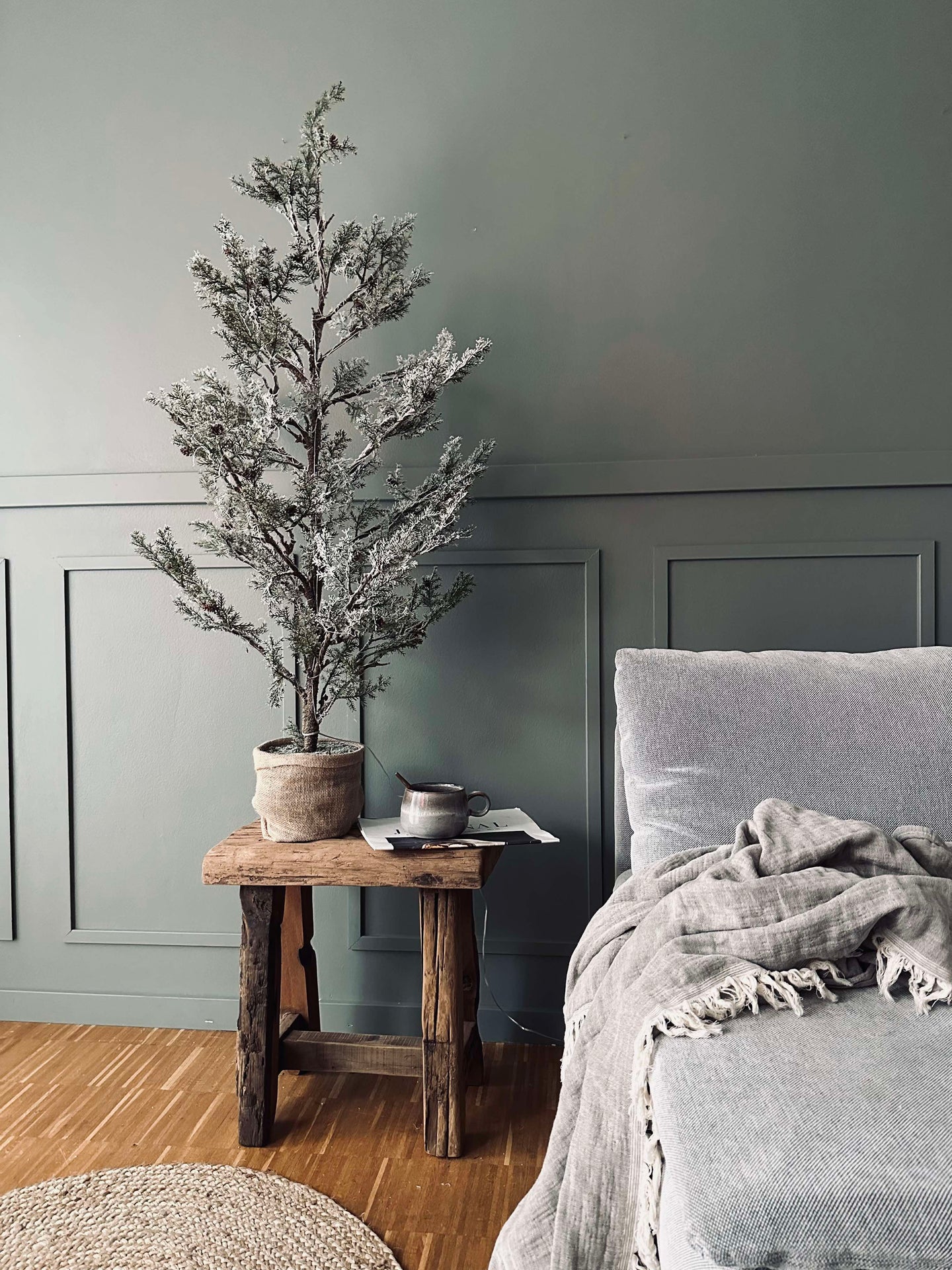 Baum mit Zapfen und Lichterkette - 120 cm