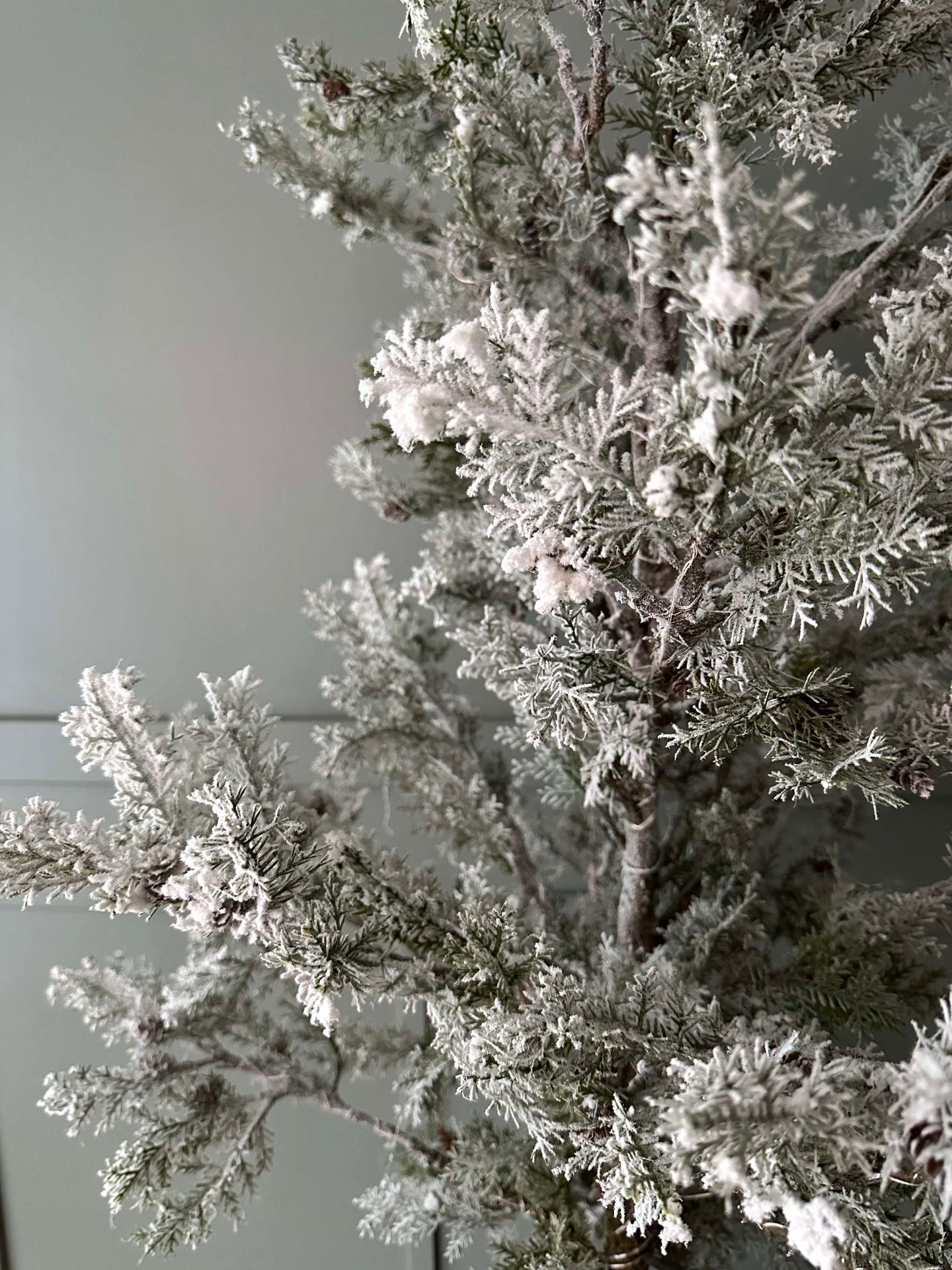 Baum mit Zapfen und Lichterkette - 150 cm