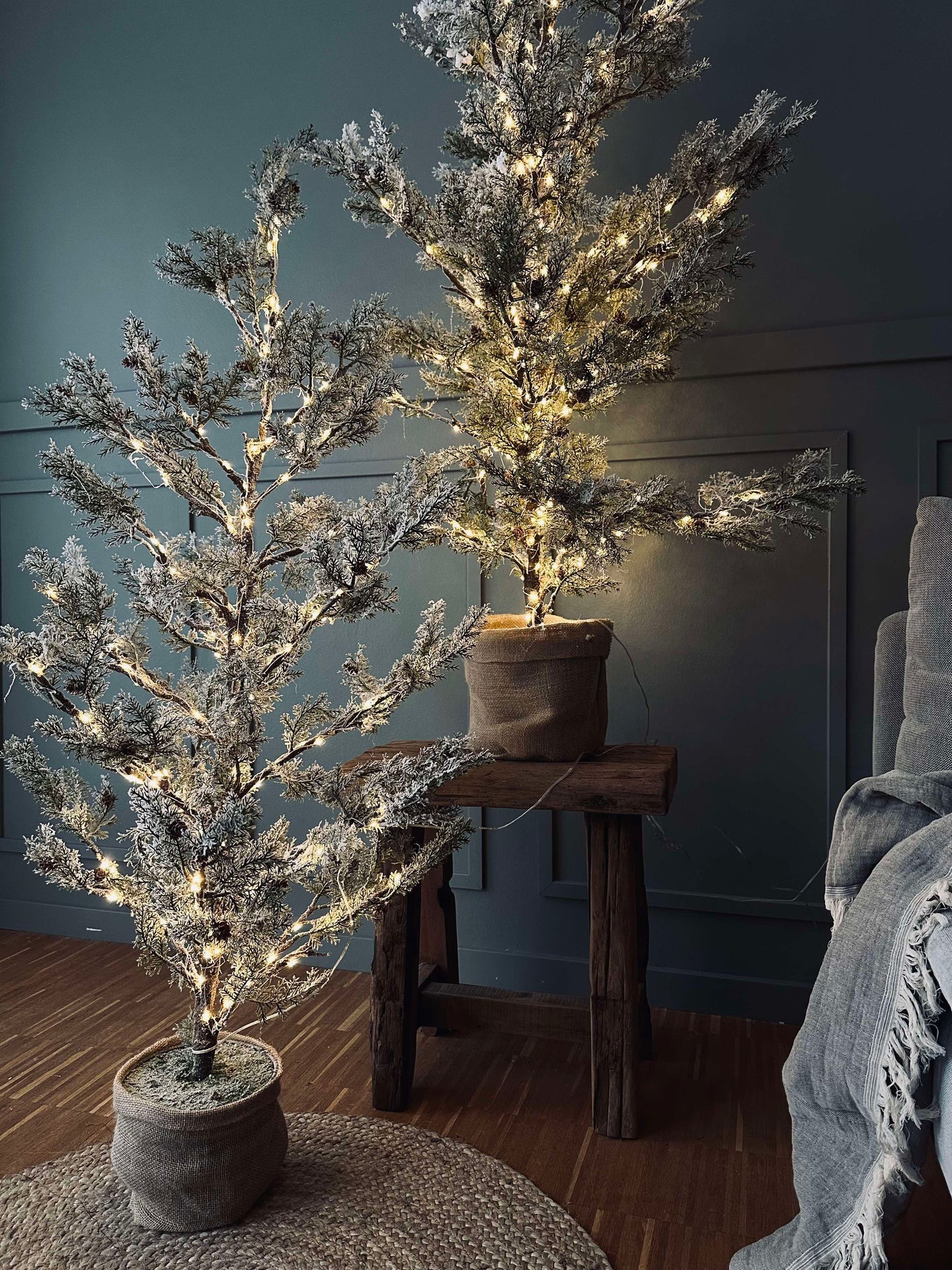 Baum mit Zapfen und Lichterkette - 150 cm