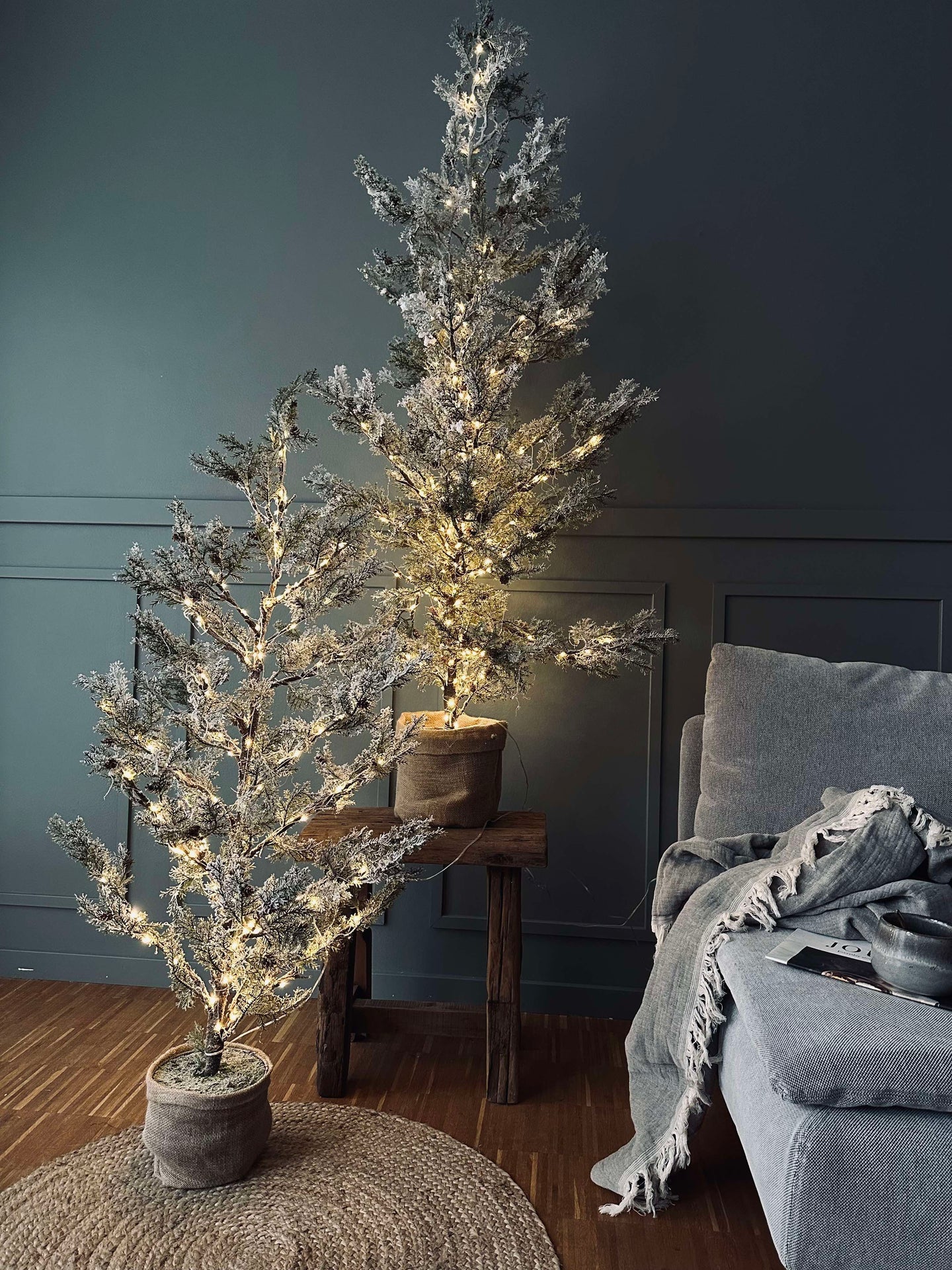 Baum mit Zapfen und Lichterkette - 120 cm