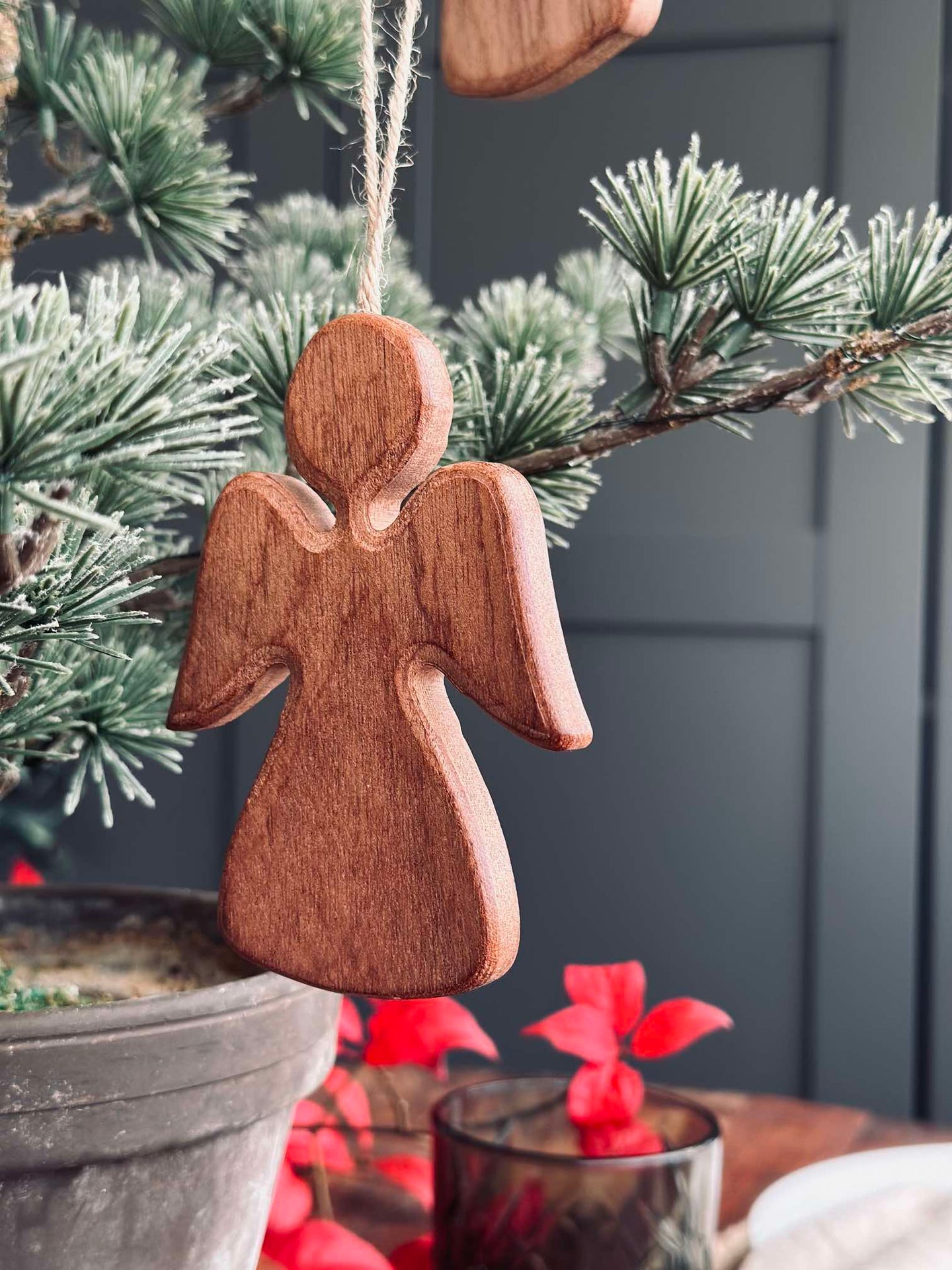 Engel-Anhänger aus Holz - Dunkel