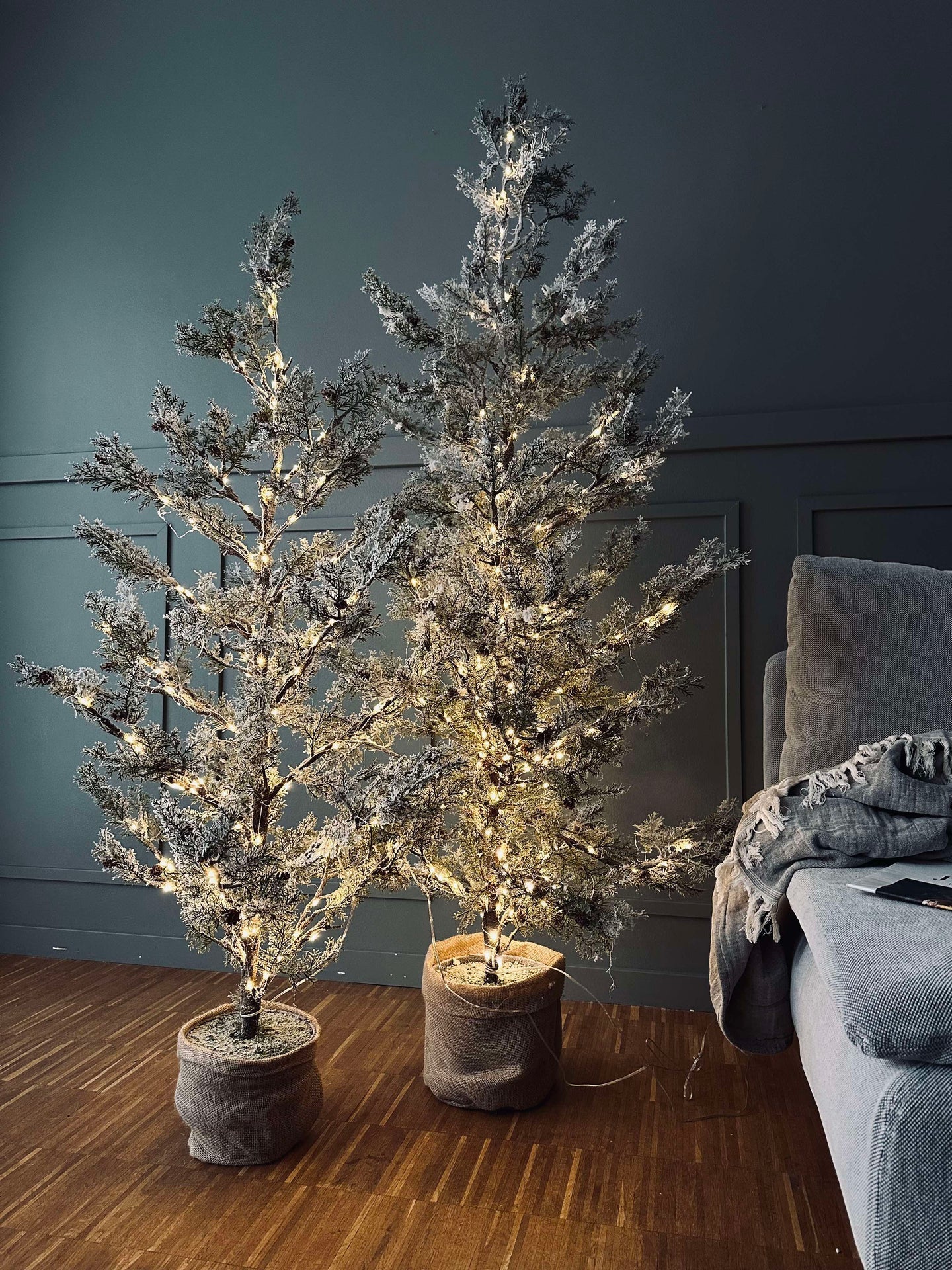 Baum mit Zapfen und Lichterkette - 150 cm