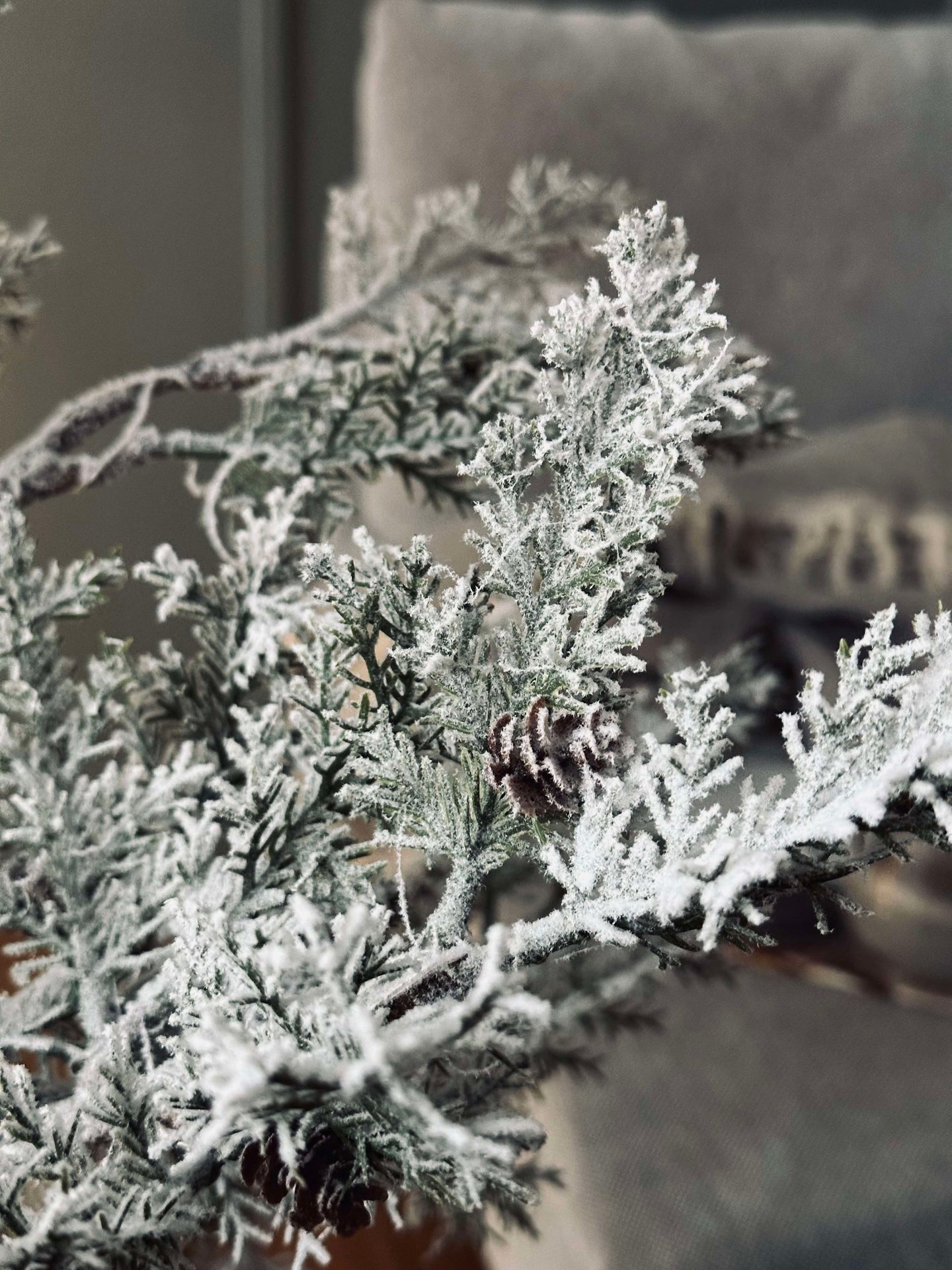 Baum mit Zapfen und Lichterkette - 120 cm