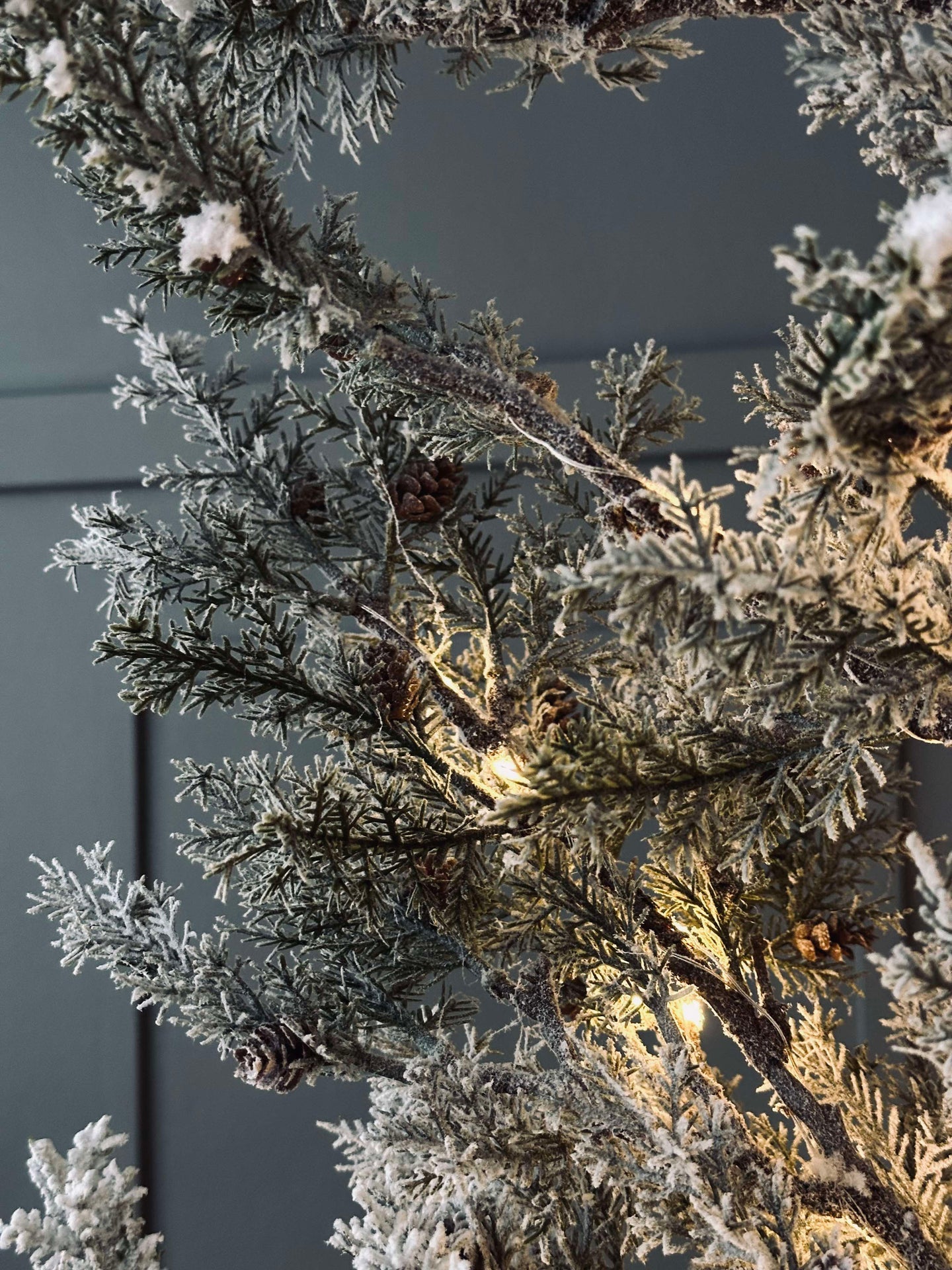 Baum mit Zapfen und Lichterkette - 150 cm