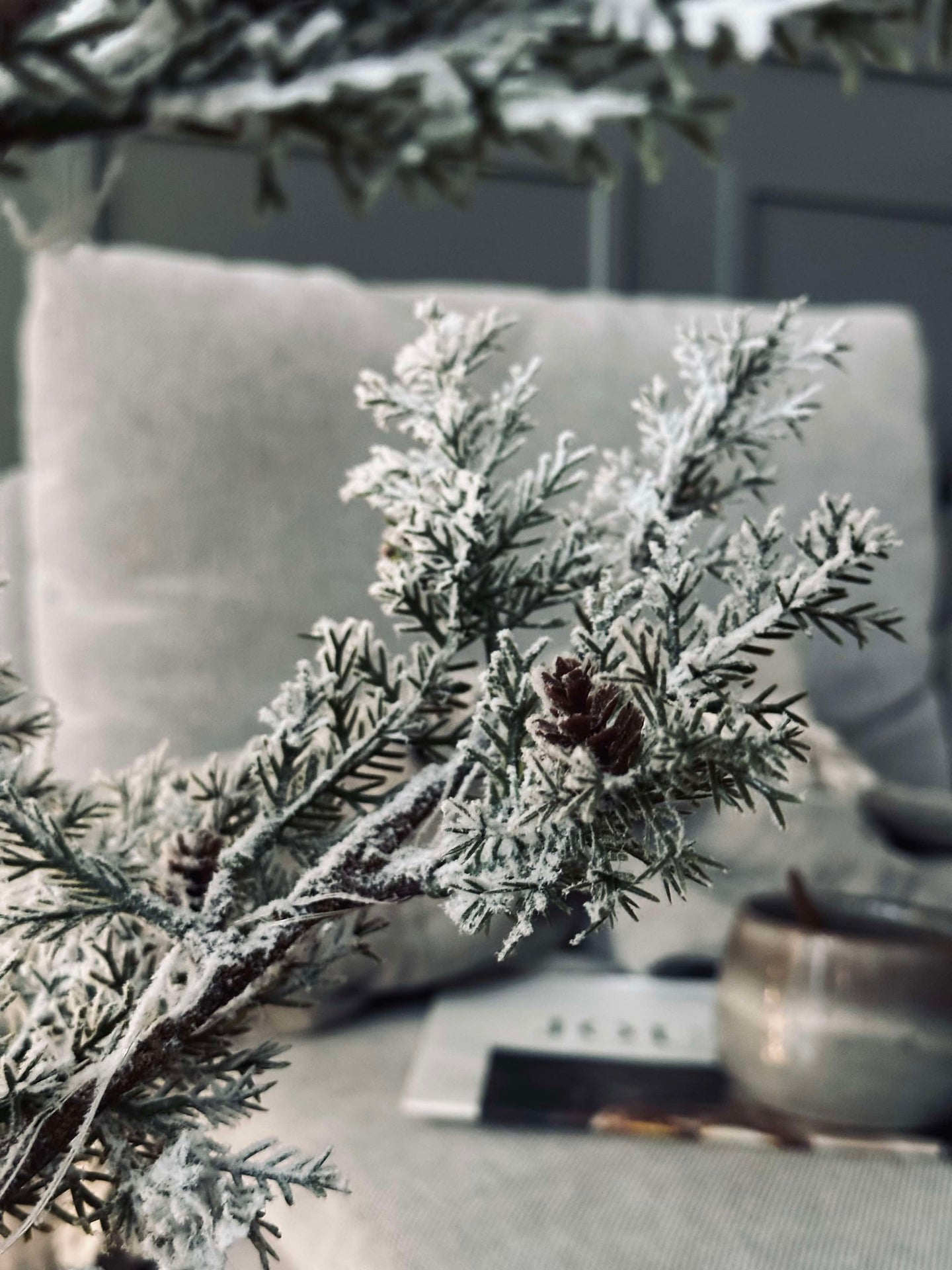 Baum mit Zapfen und Lichterkette - 150 cm