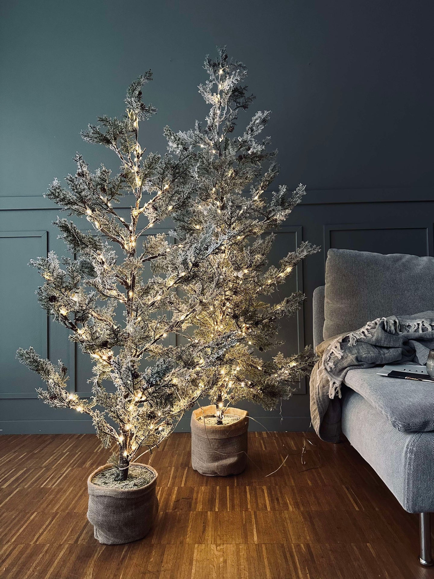 Baum mit Zapfen und Lichterkette - 120 cm