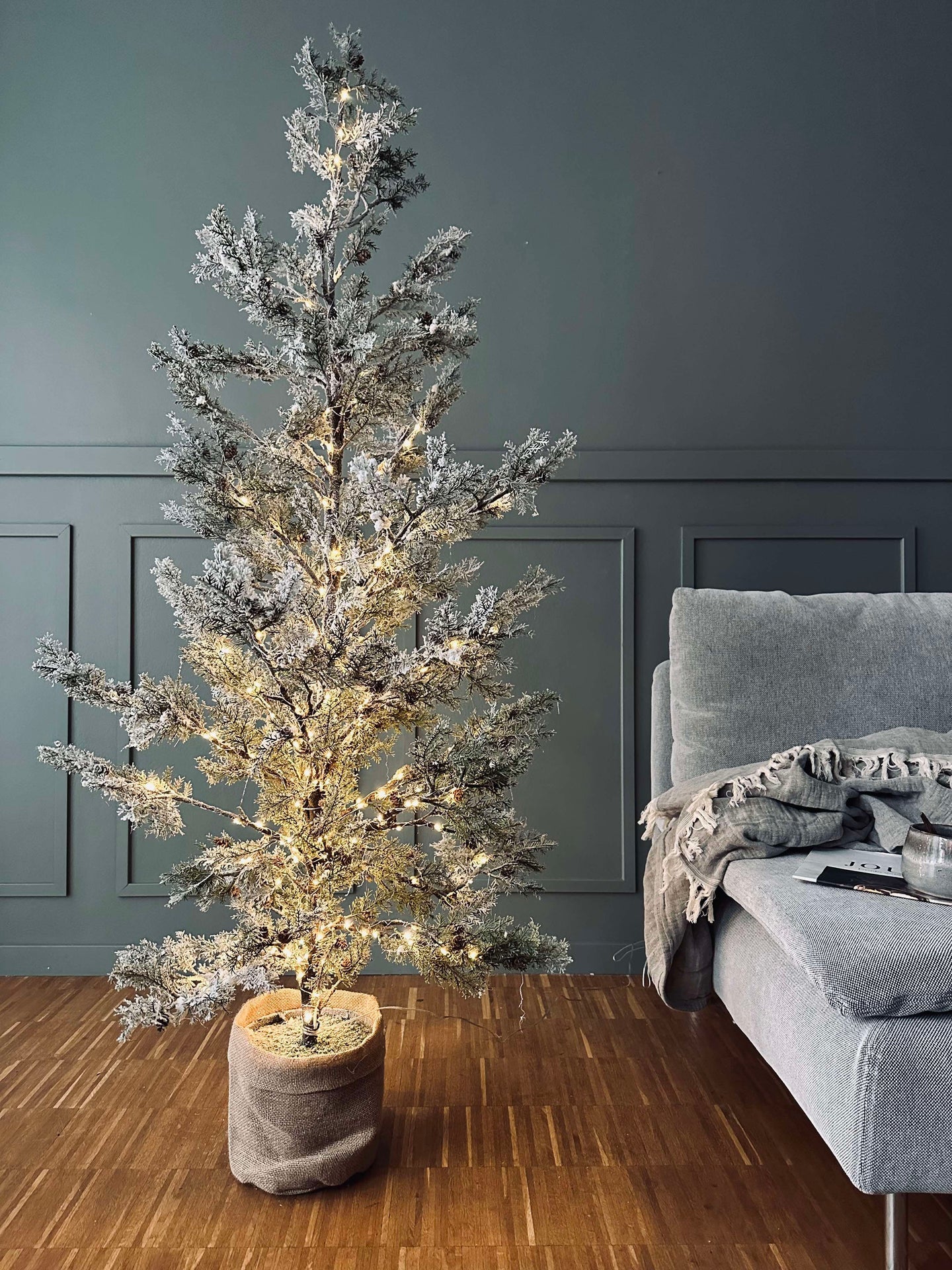 Baum mit Zapfen und Lichterkette - 150 cm
