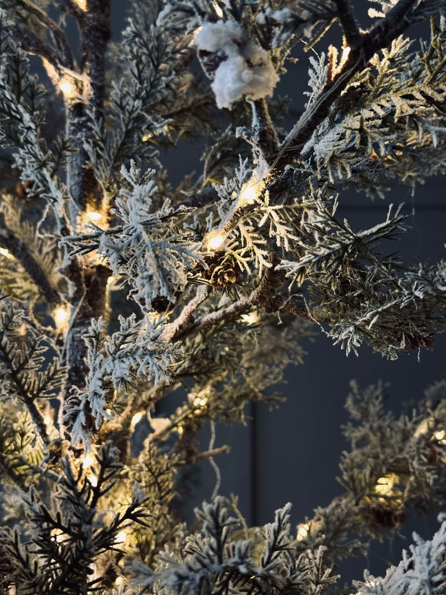 Baum mit Zapfen und Lichterkette - 150 cm