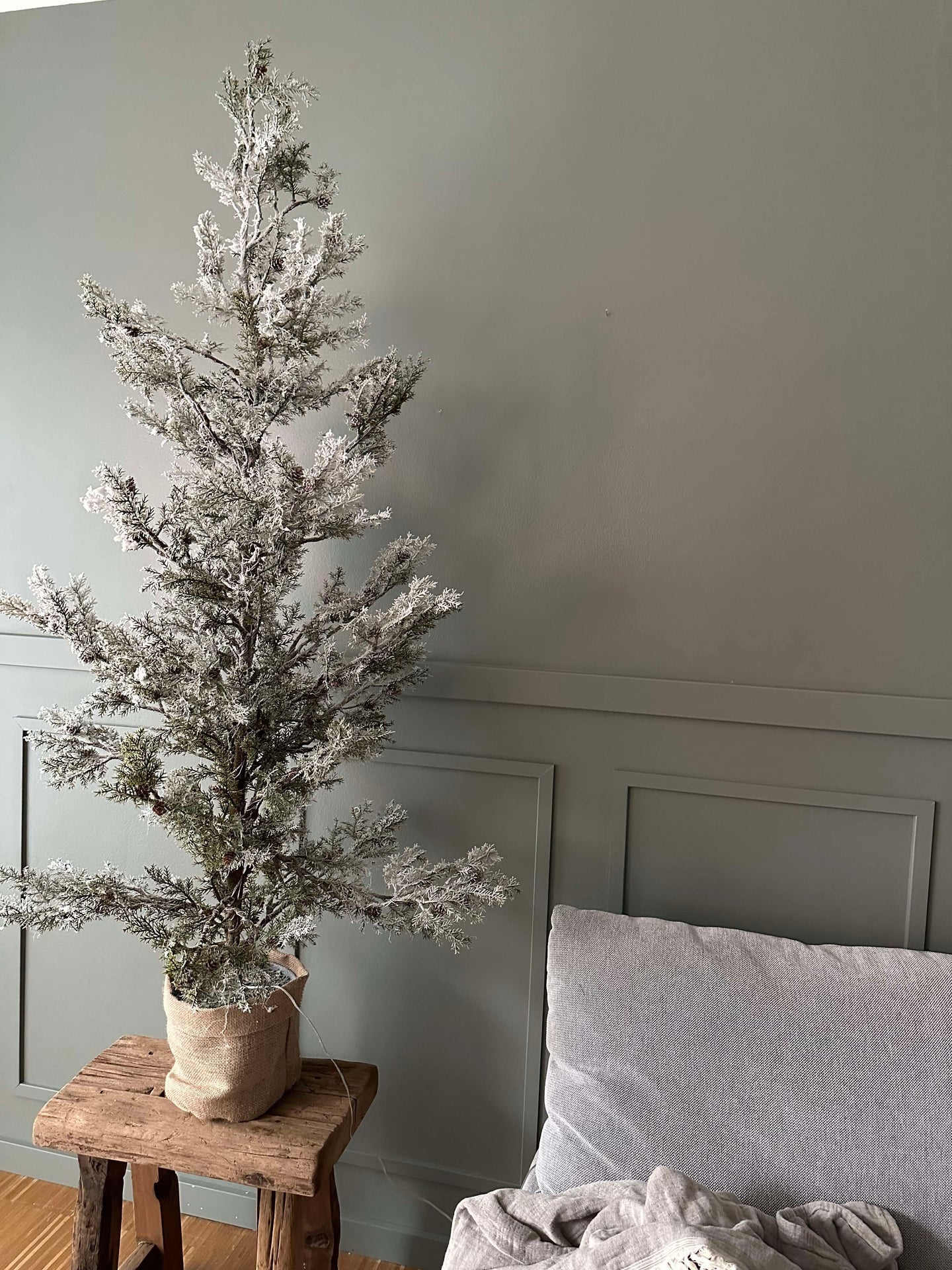 Baum mit Zapfen und Lichterkette - 150 cm