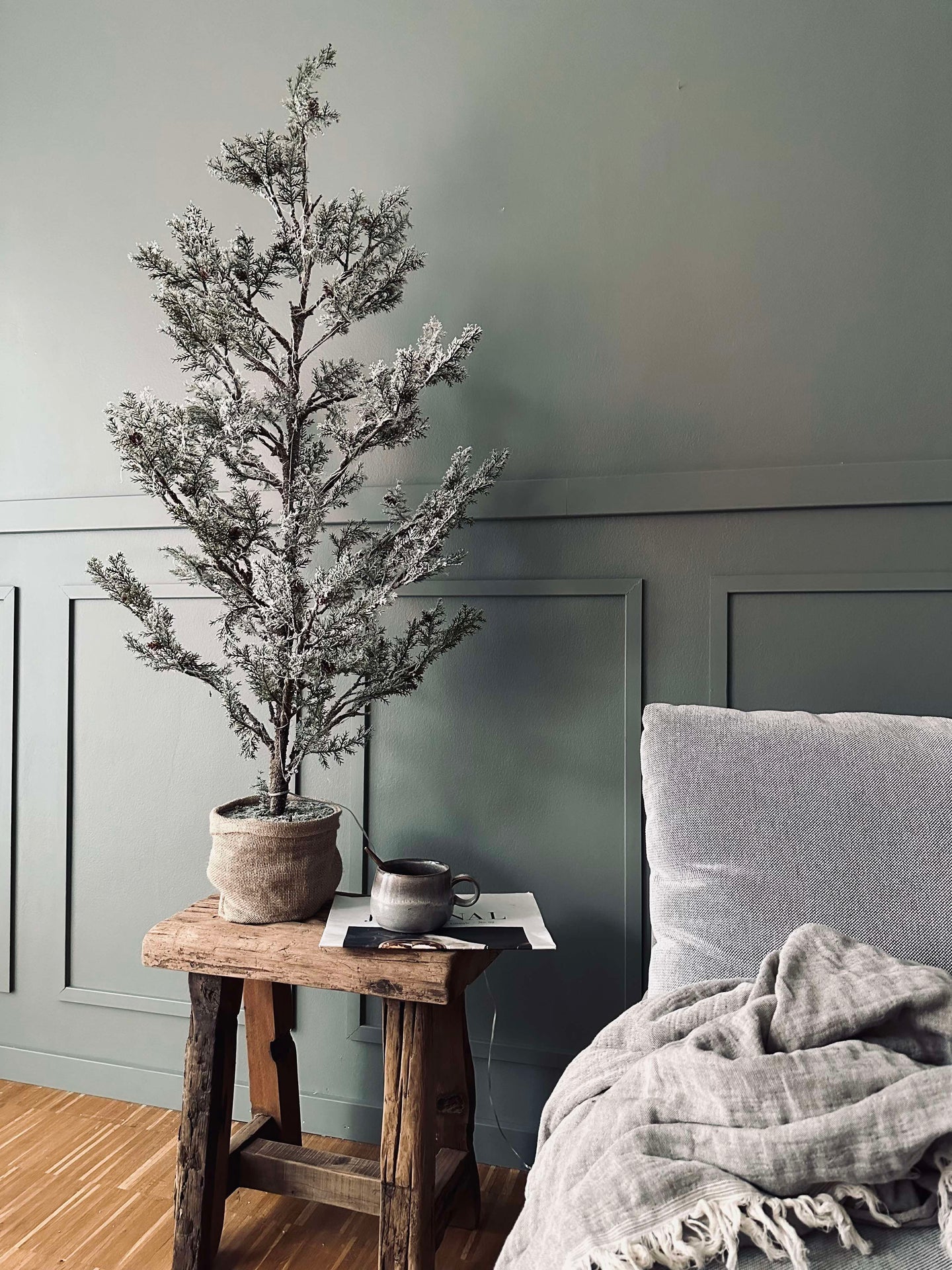 Baum mit Zapfen und Lichterkette - 120 cm