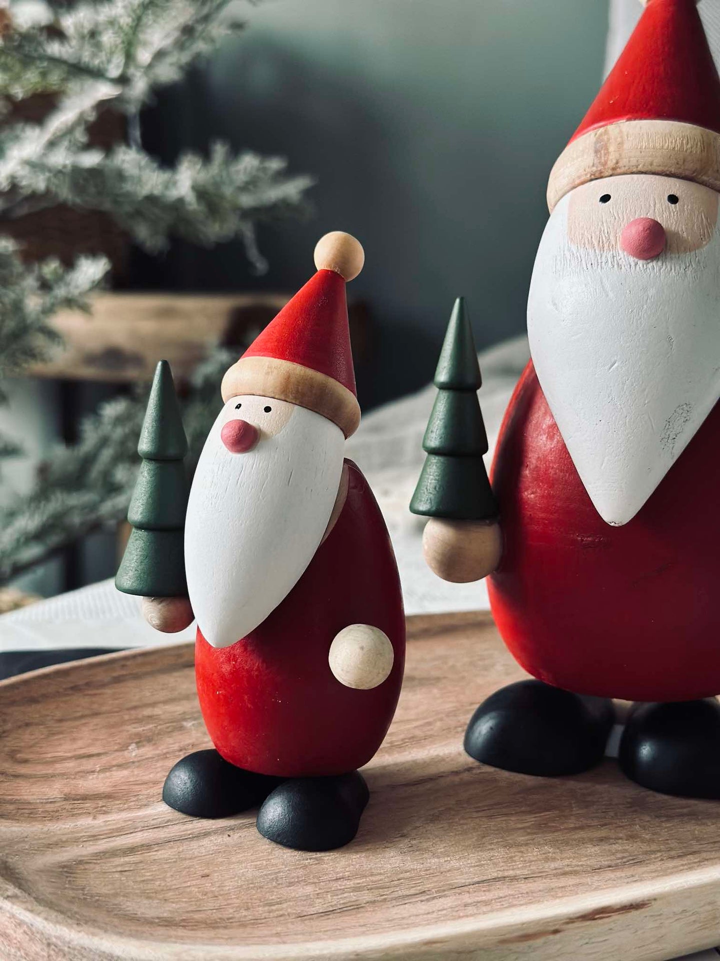 Weihnachtsmann mit Weihnachtsbaum - Klein