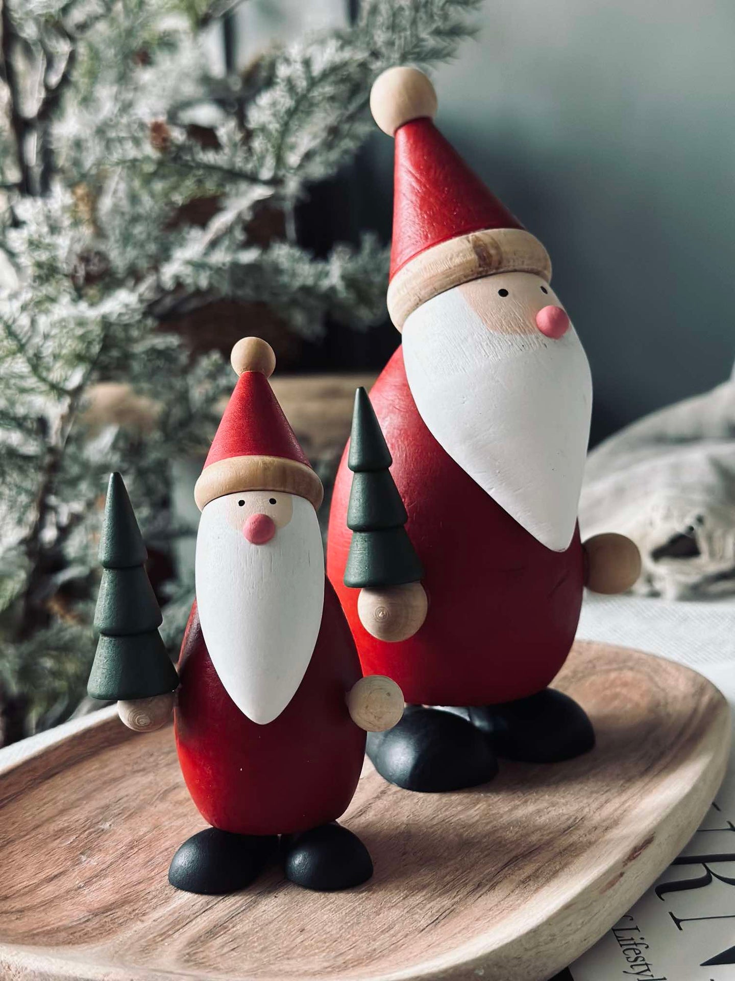 Weihnachtsmann mit Weihnachtsbaum - Klein