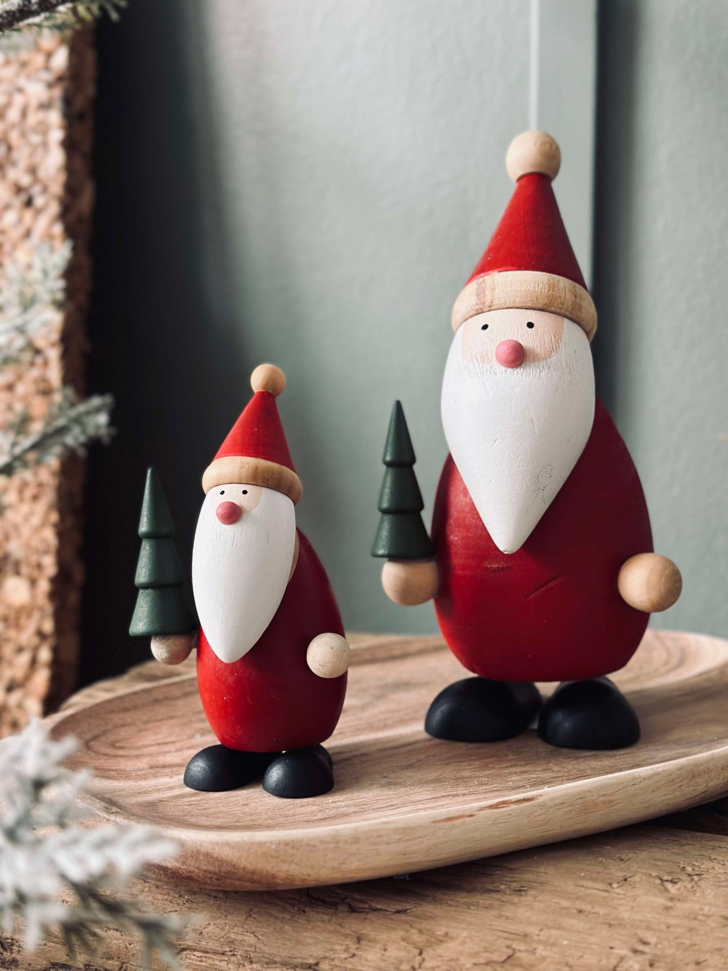 Weihnachtsmann mit Weihnachtsbaum - Groß