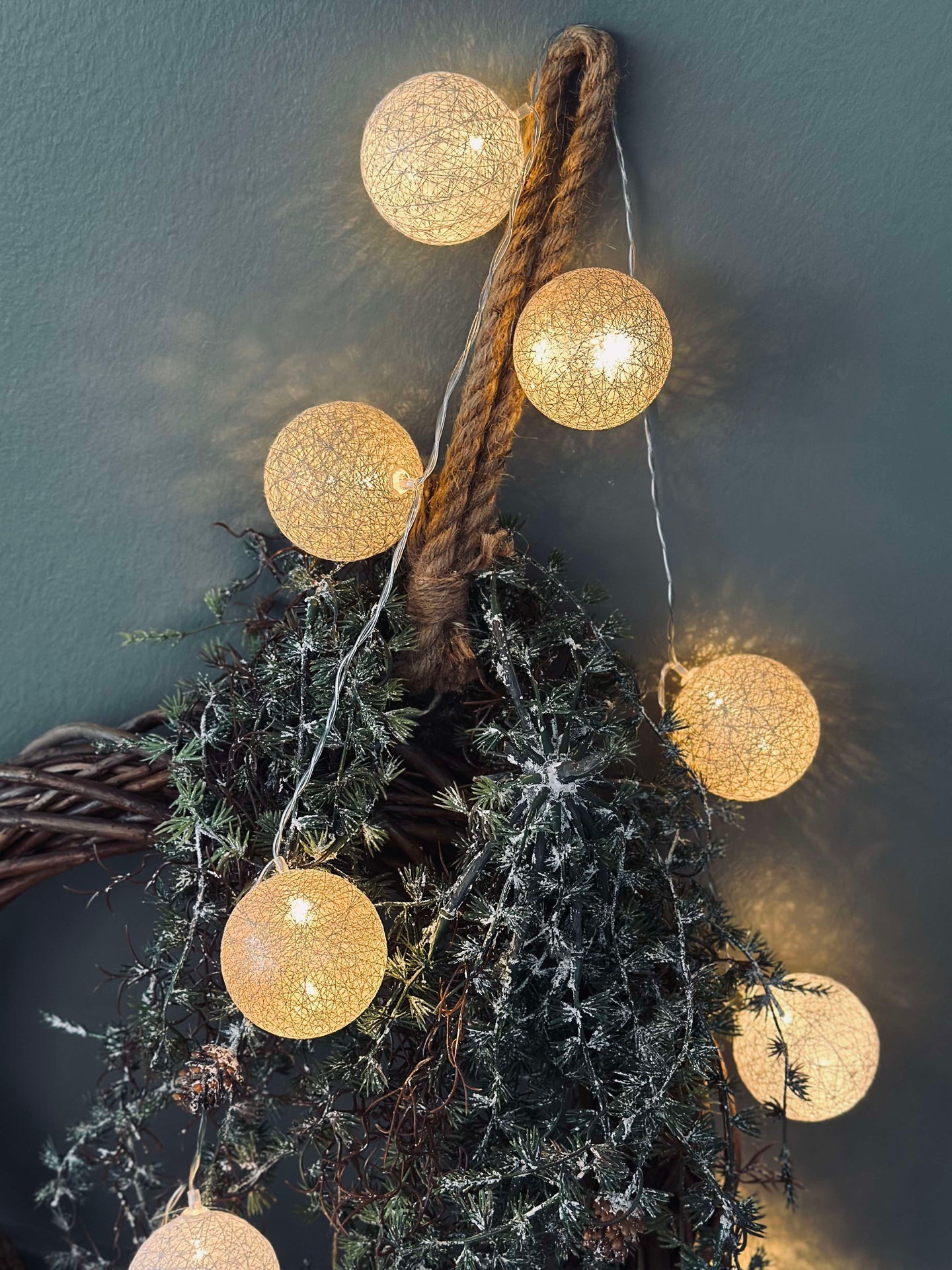 Lichterkette mit LED-Kugeln - Goldenbeige