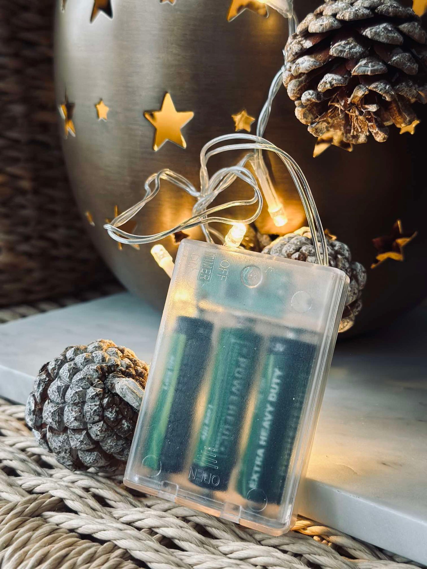 Lichterkette mit kleinen Zapfen