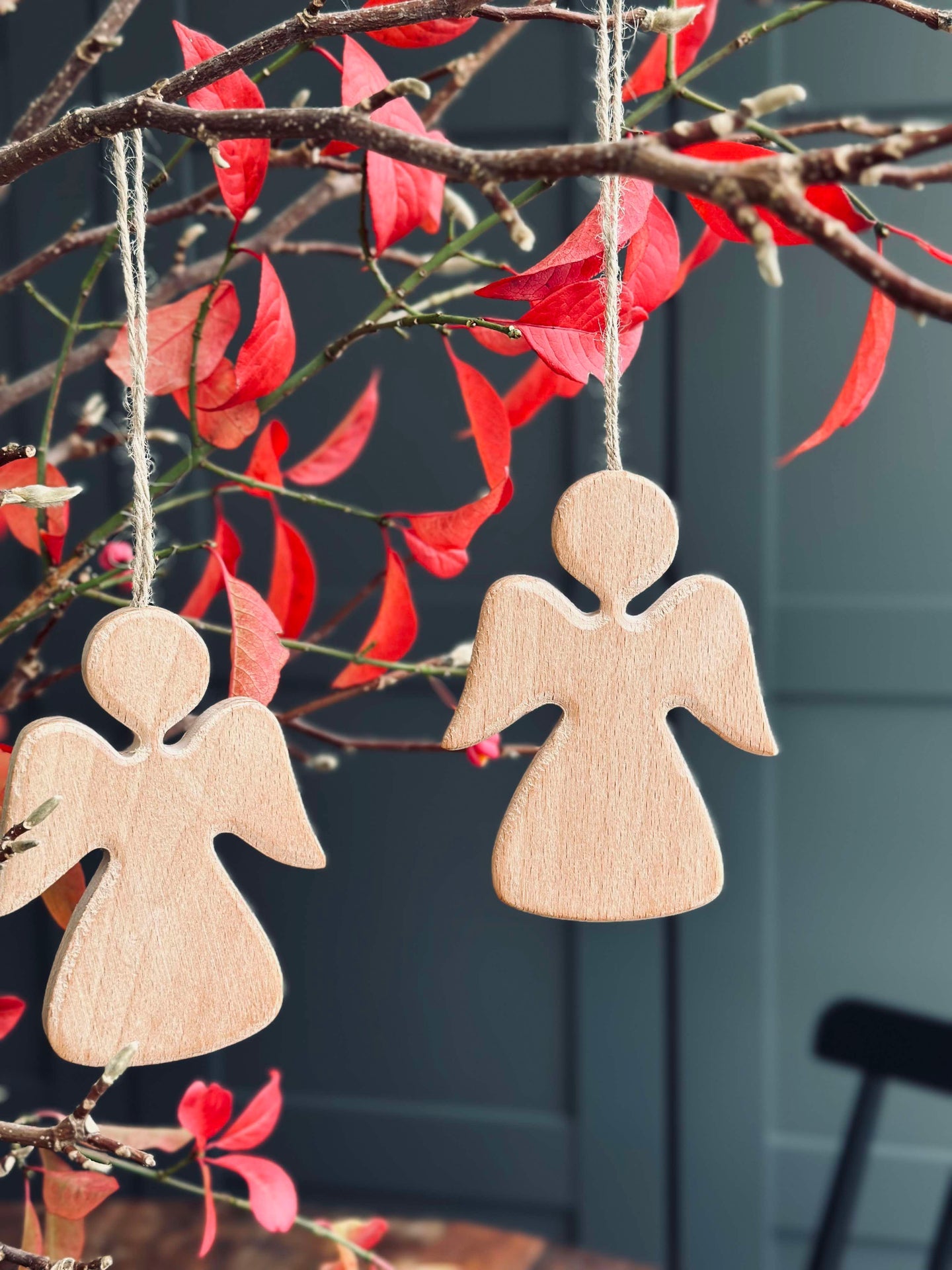 Anhänger Engel aus hellem Holz