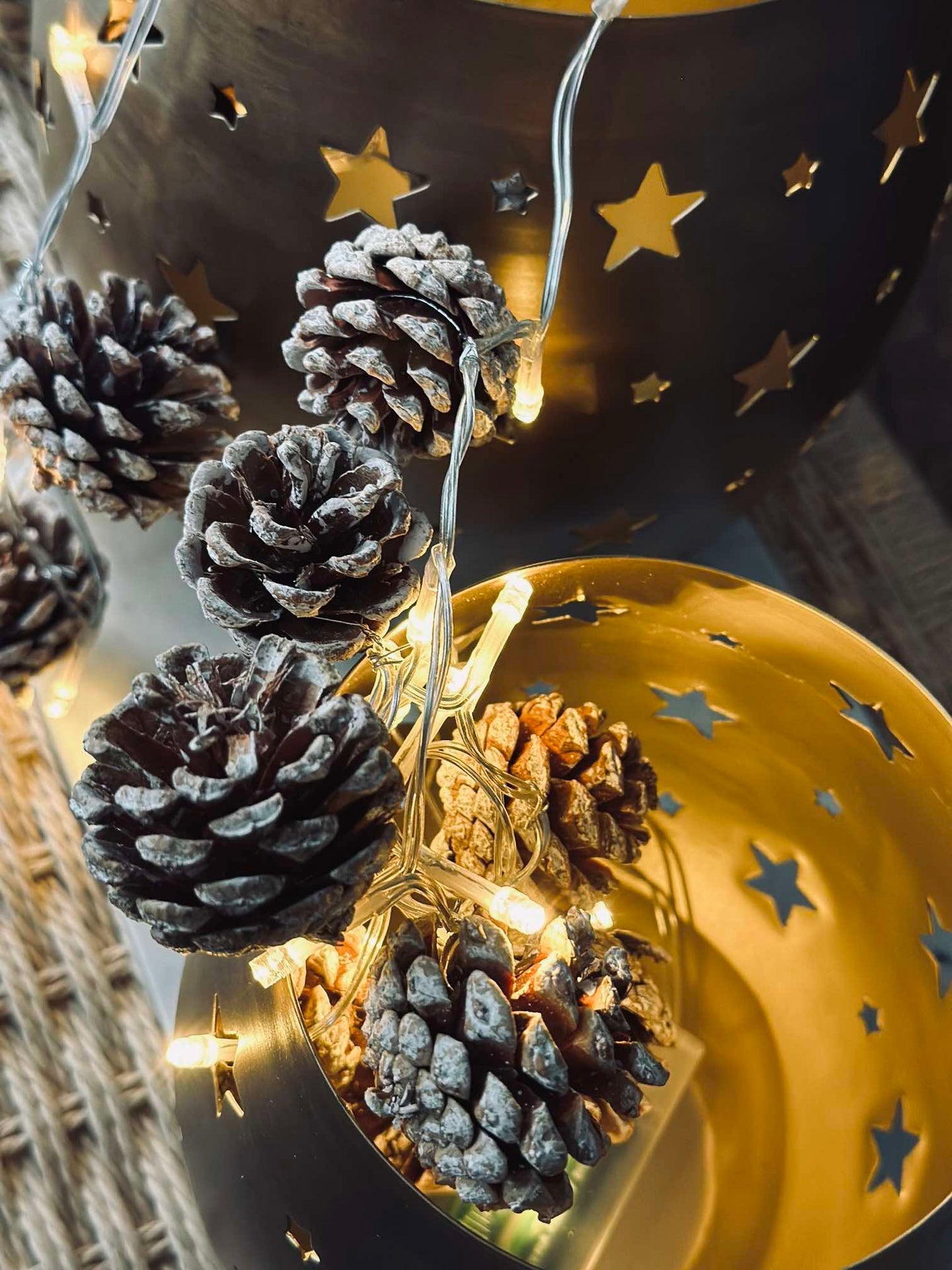 Lichterkette mit kleinen Zapfen
