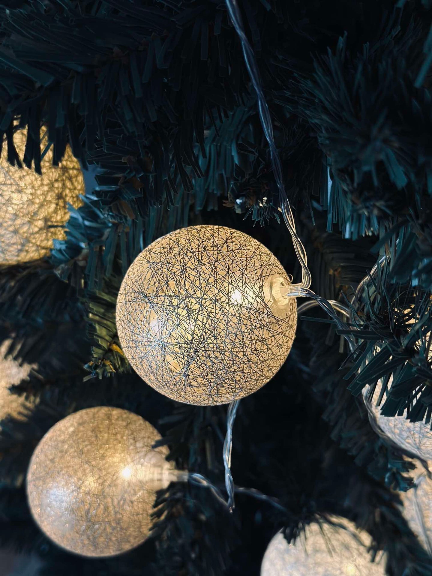 Lichterkette mit LED-Kugeln - Goldenbeige