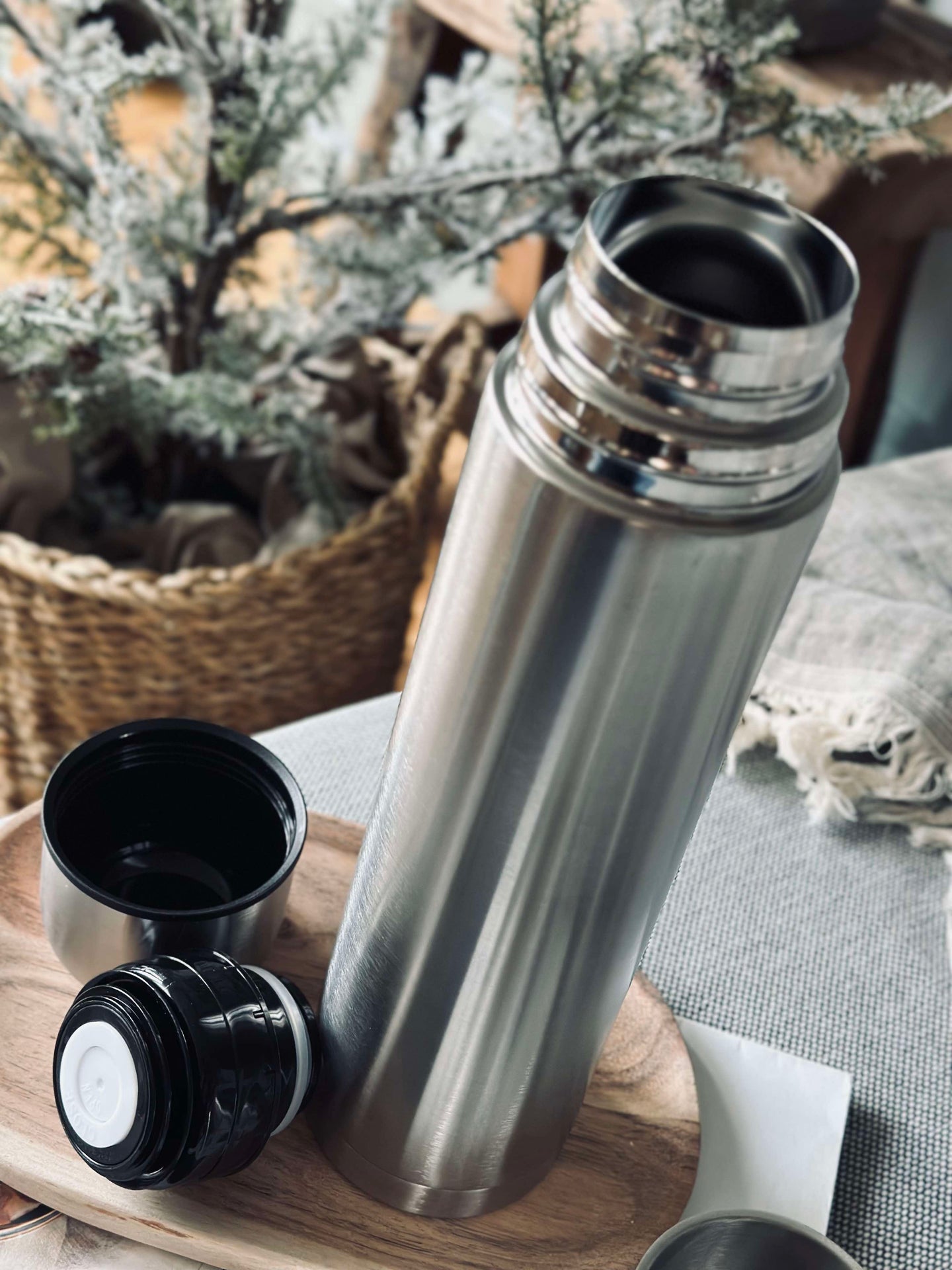 Thermoflasche mit 2 Bechern- 1000 ml.