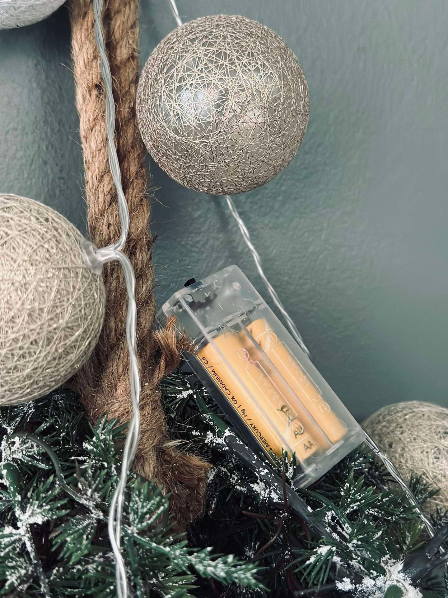 Lichterkette mit LED-Kugeln - Goldenbeige
