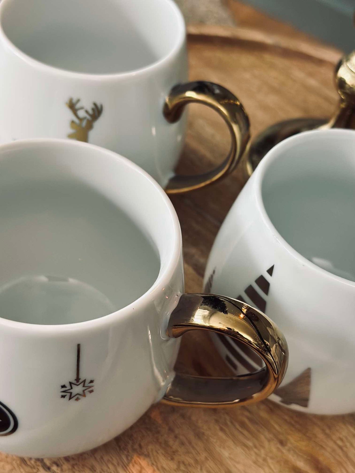 Weihnachtstasse mit Goldmotiv