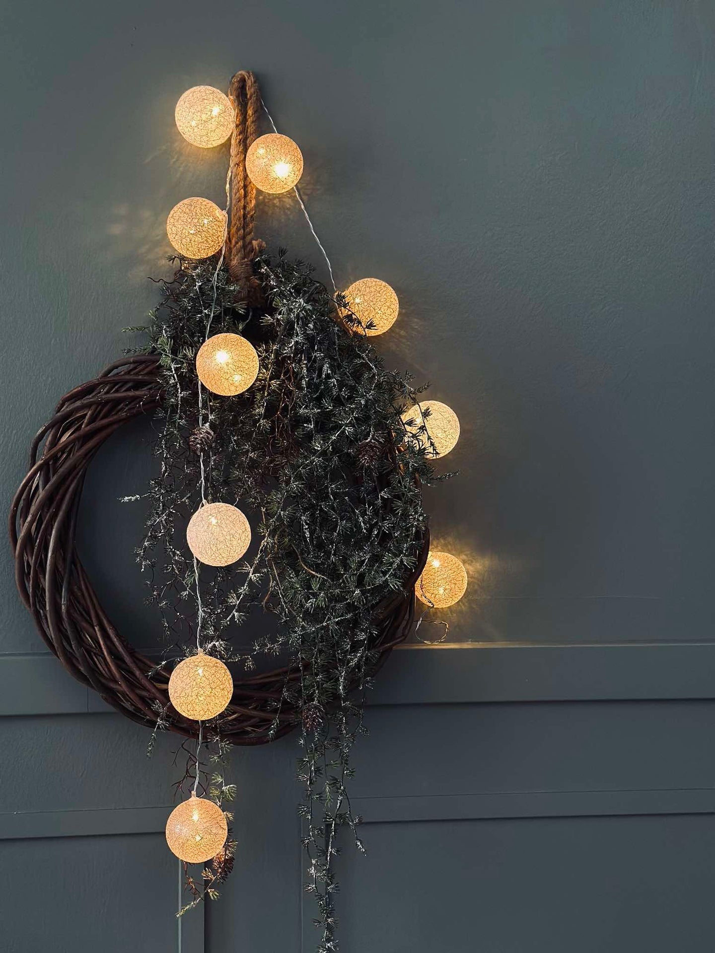Lichterkette mit LED-Kugeln - Goldenbeige