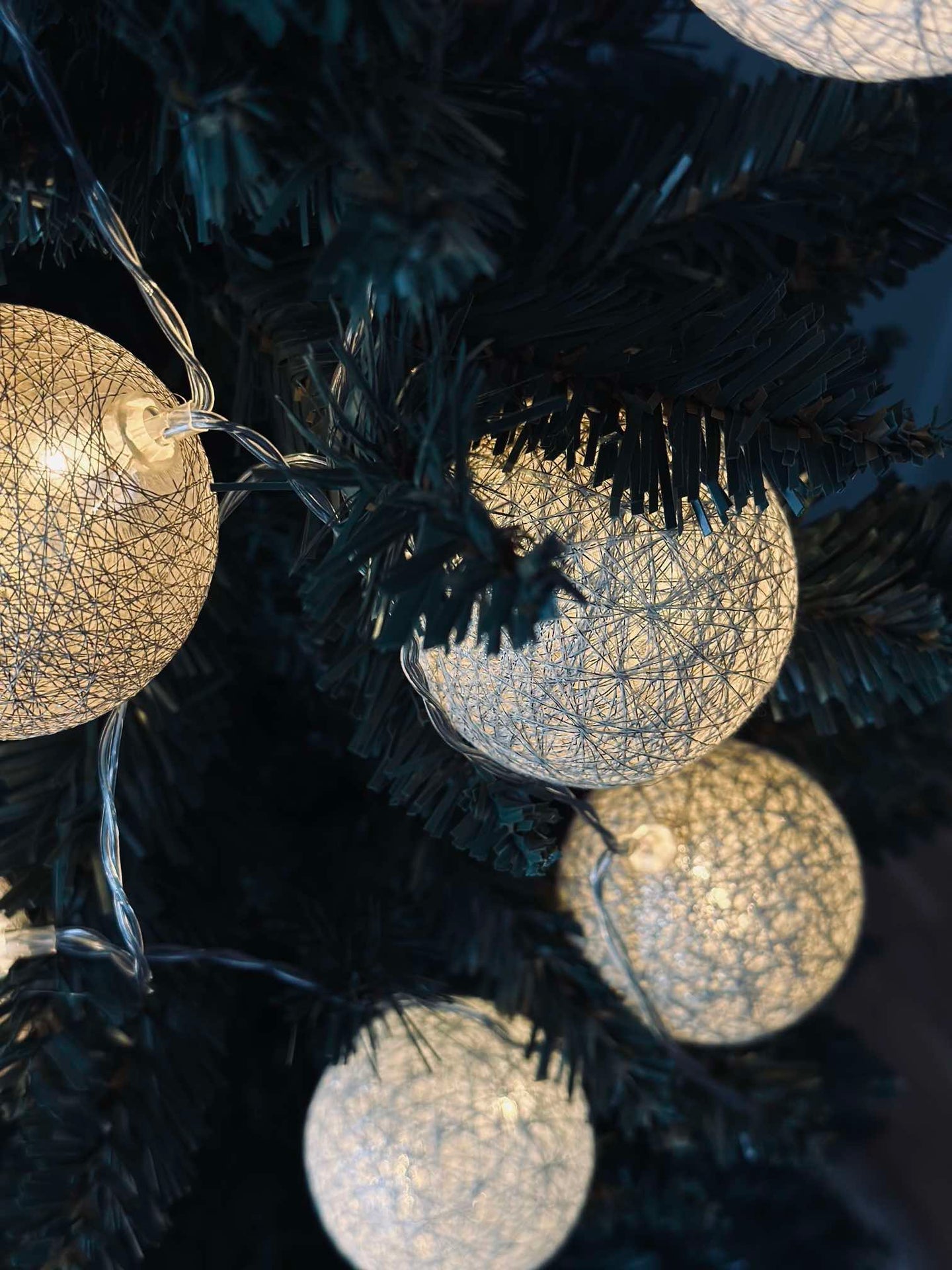 Lichterkette mit LED-Kugeln - Goldenbeige