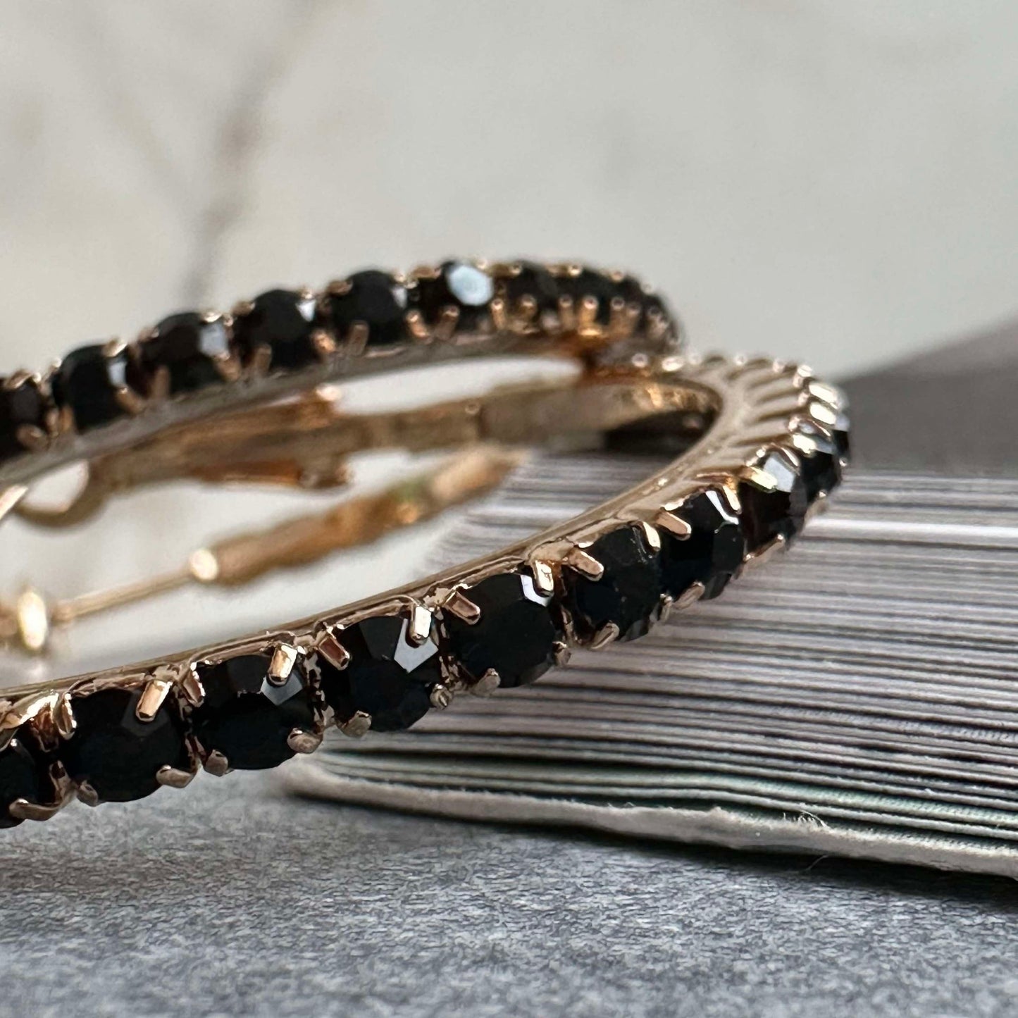 Ohrringe Smilla Hoops 18K vergoldet - Schwarz