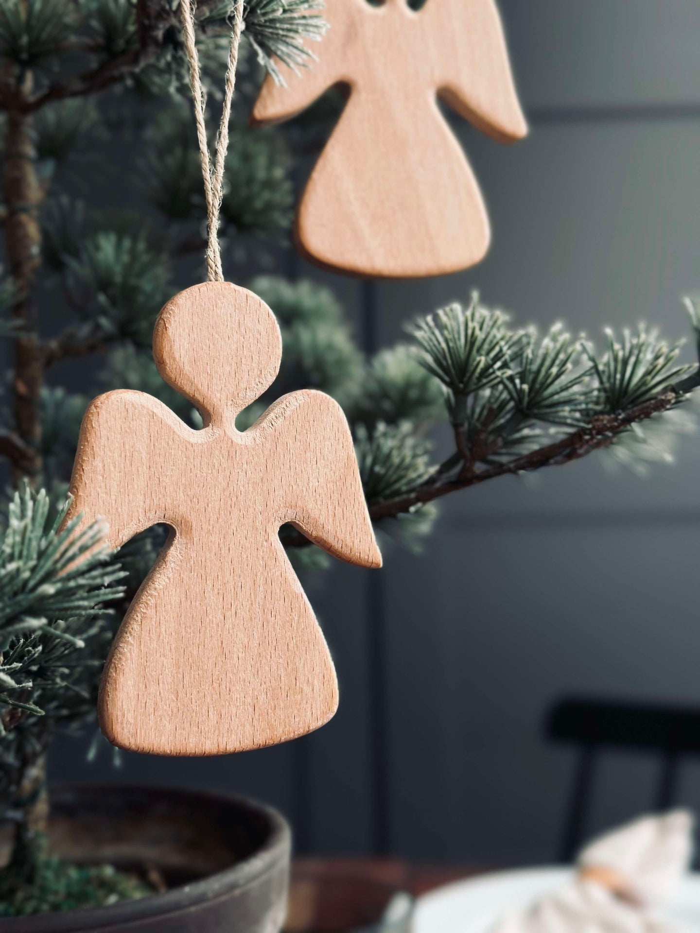 Anhänger Engel aus hellem Holz
