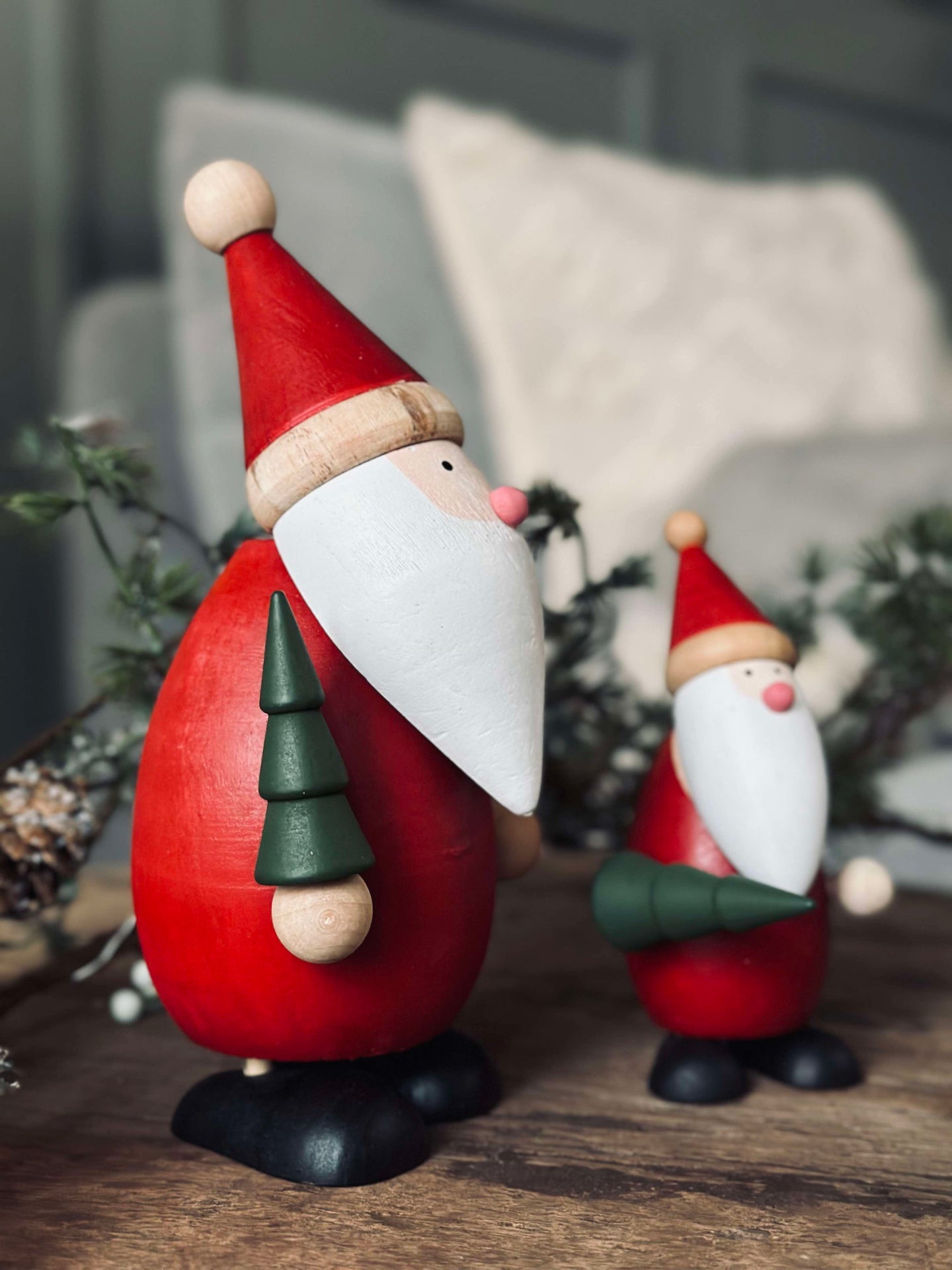 Weihnachtsmann mit Weihnachtsbaum - Groß