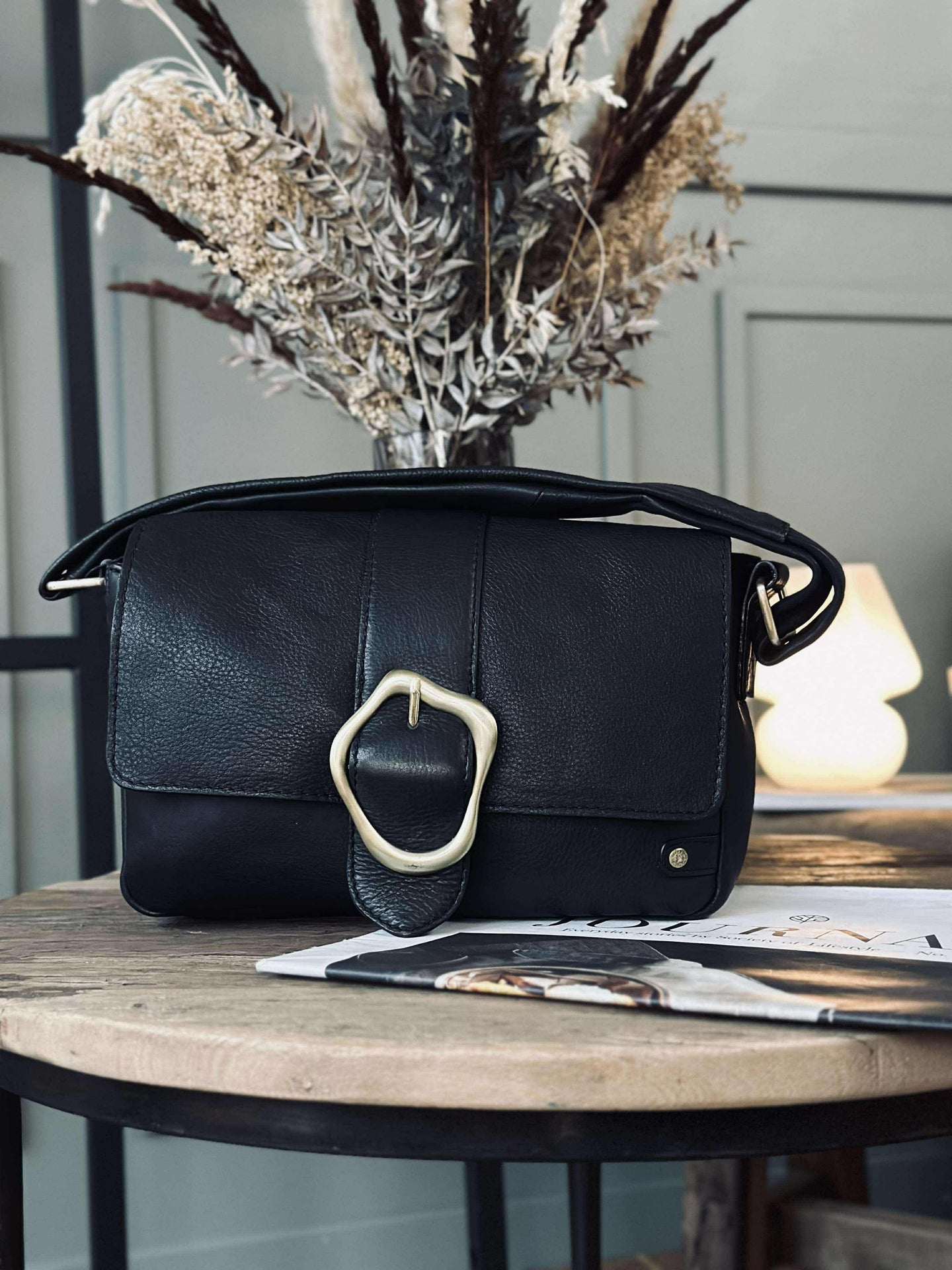 Crossover mit Schnalle - Black leather