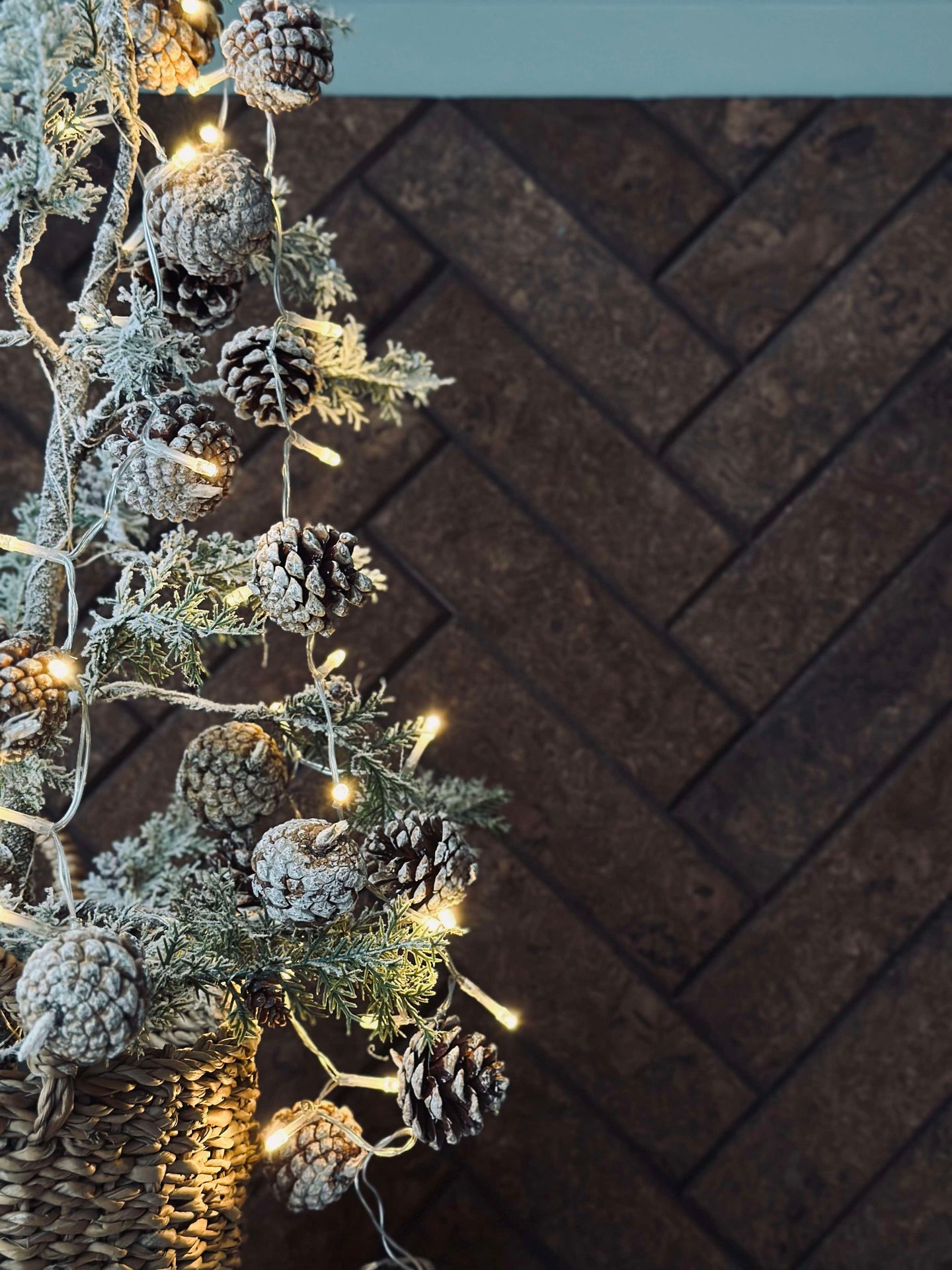 Lichterkette mit kleinen Zapfen